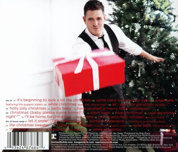 Michael Bublé hält eine rote Geschenkbox, mit Text auf der Rückseite des Weihnachtsalbums.