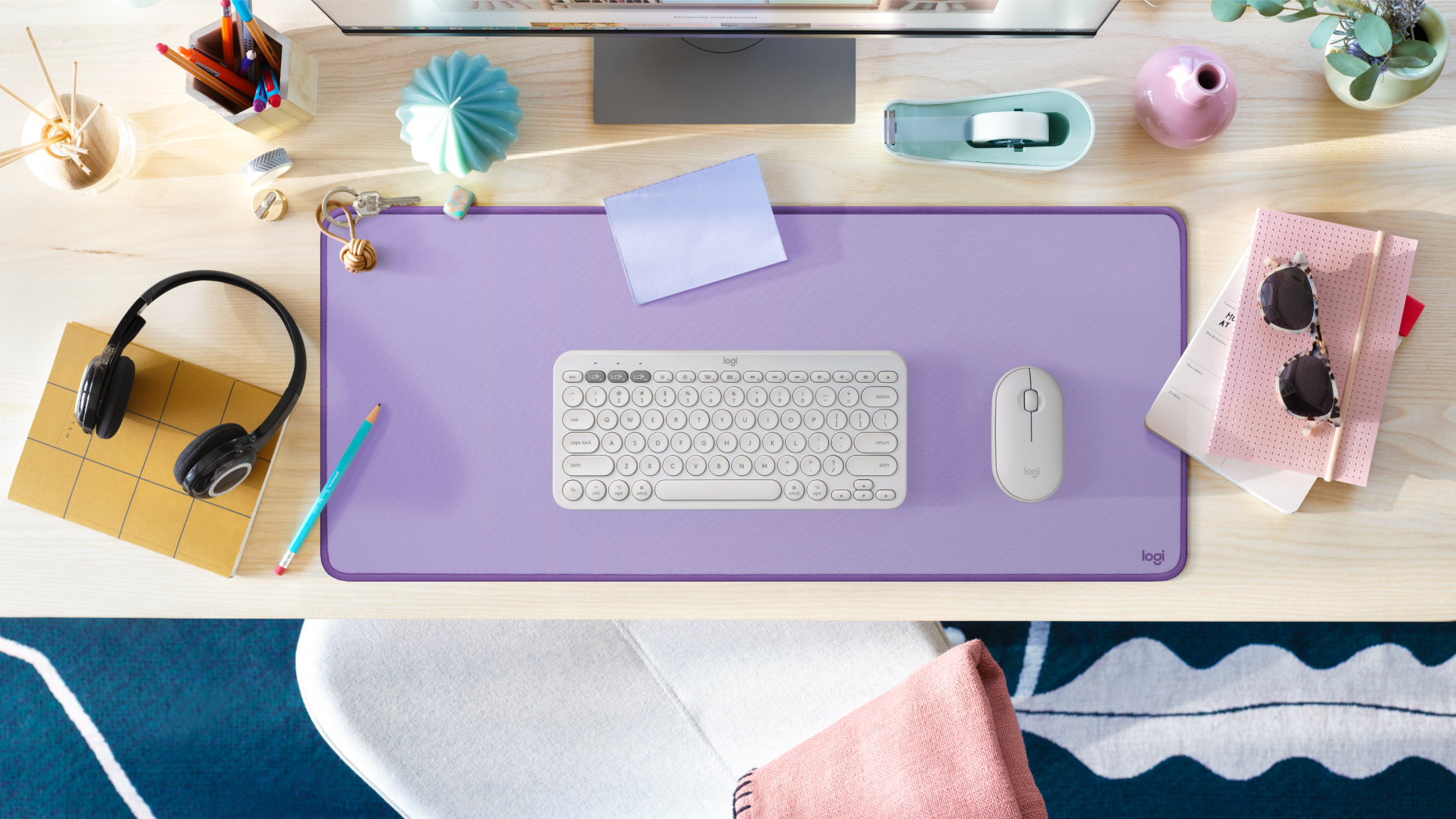Gros plan d'un port de chargement USB-C et d'un clavier gris avec un symbole de batterie.
