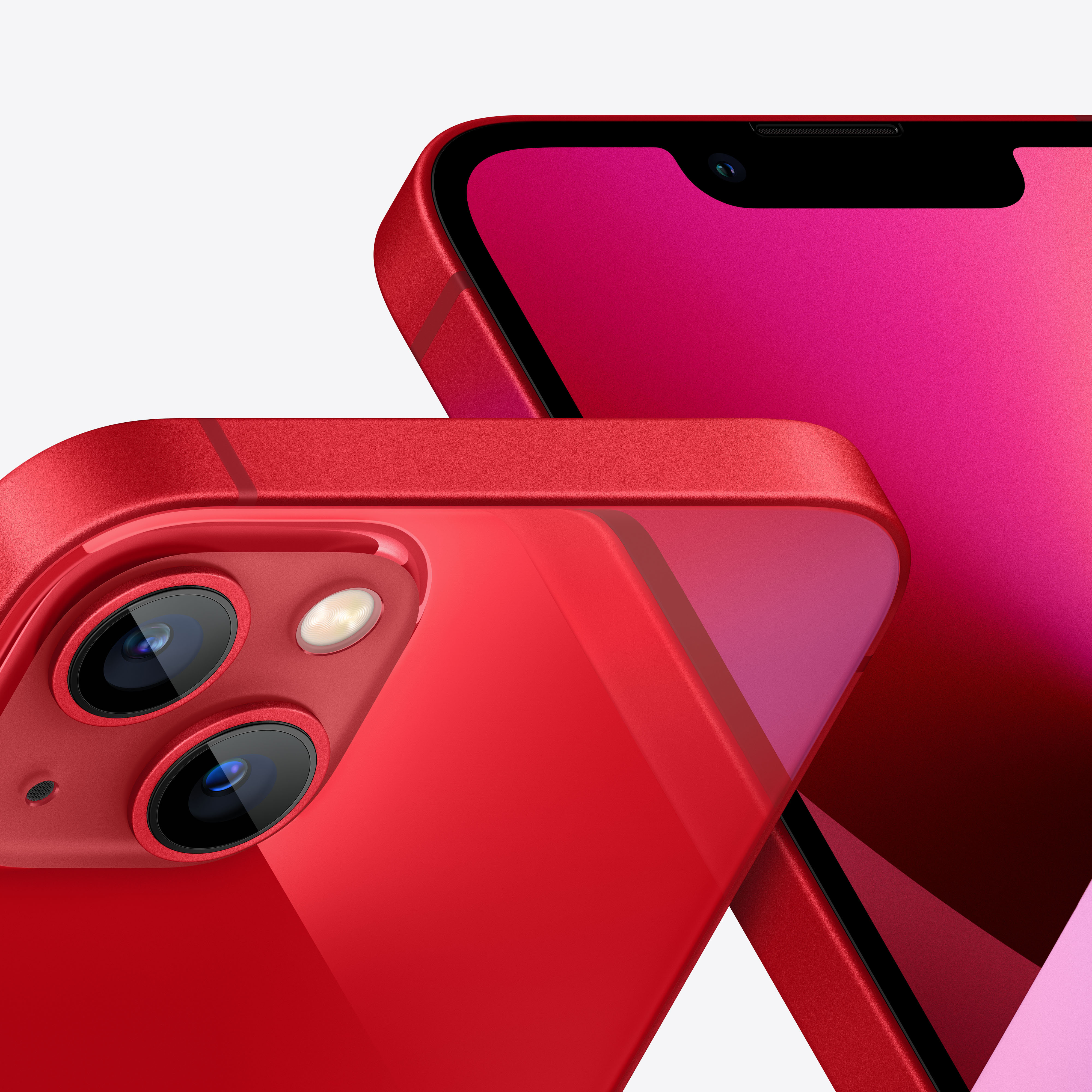 Primer plano de las cámaras del iPhone 13 rojo, mostrando lentes y diseño.