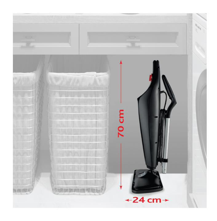 Schwarzer und silberner Handstaubsauger steht neben einem Wäschekorb. Die Messung beträgt 70 cm.