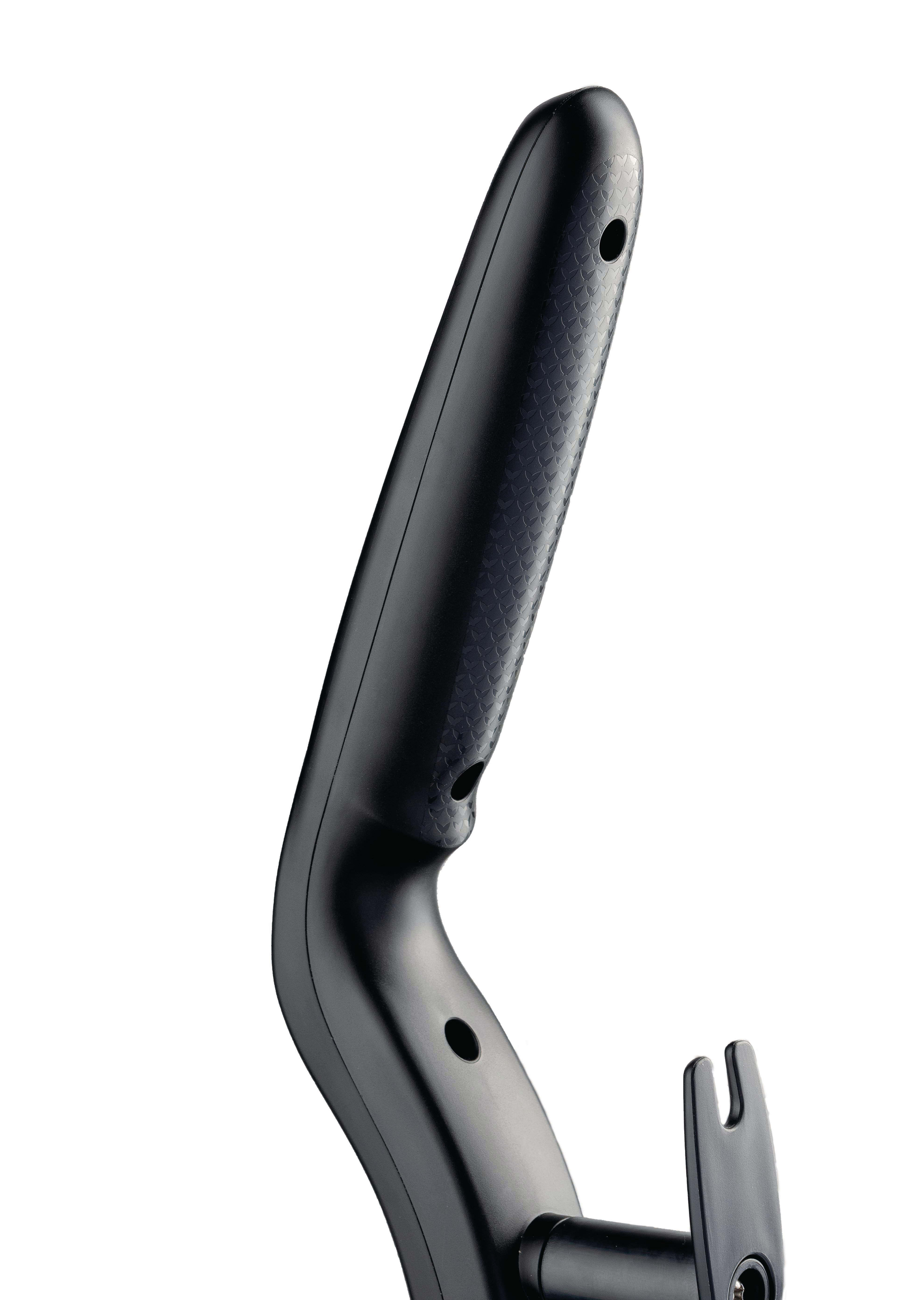Schwarzer Griff eines Geräts. Gebogene Form mit strukturierter Oberfläche und Hakenende.