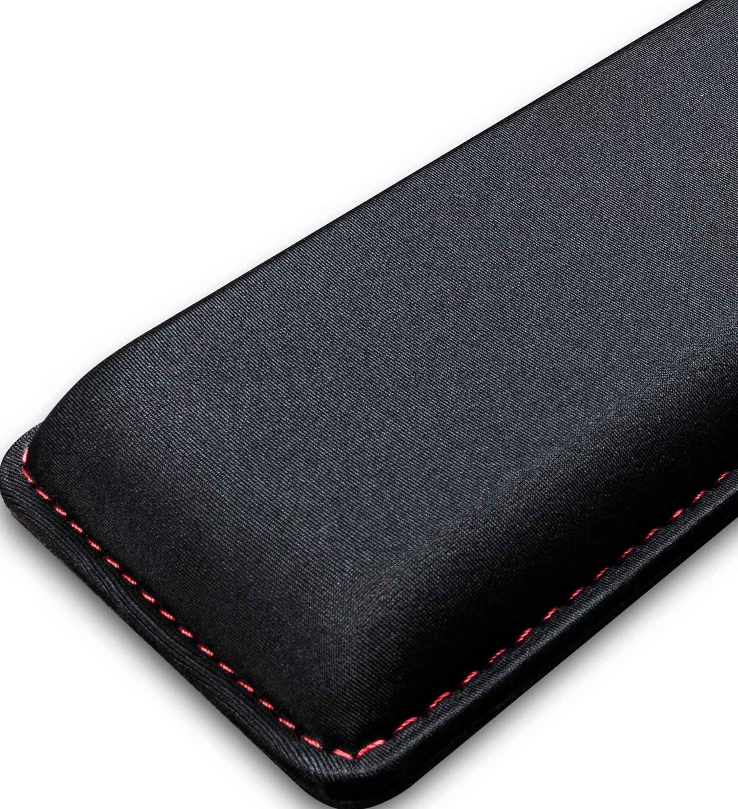 Nahaufnahme einer schwarzen Handgelenkauflage mit roten Nähten.