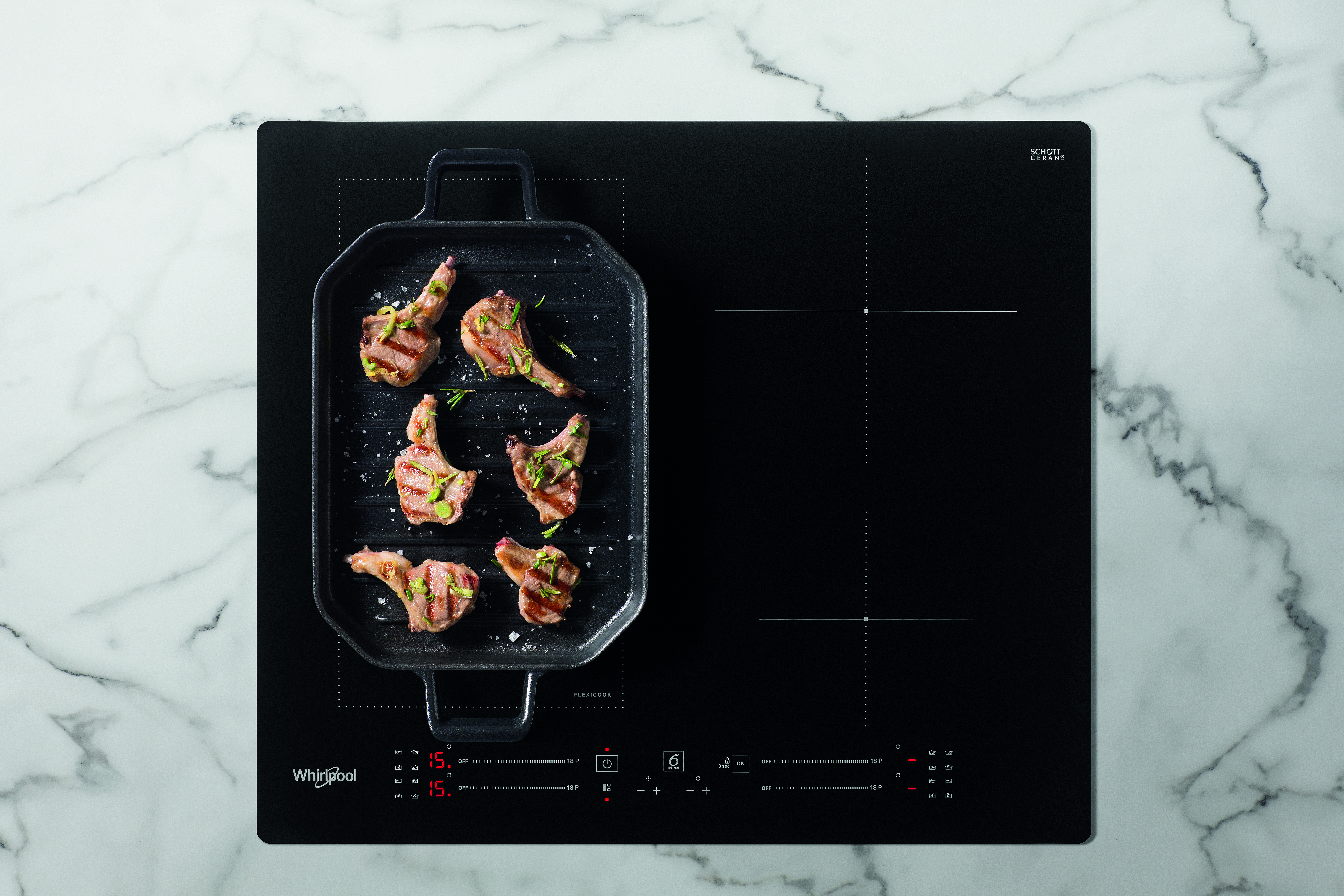 Bárányborda sül egy fekete grillen, fekete főzőlapon. Márvány háttér.