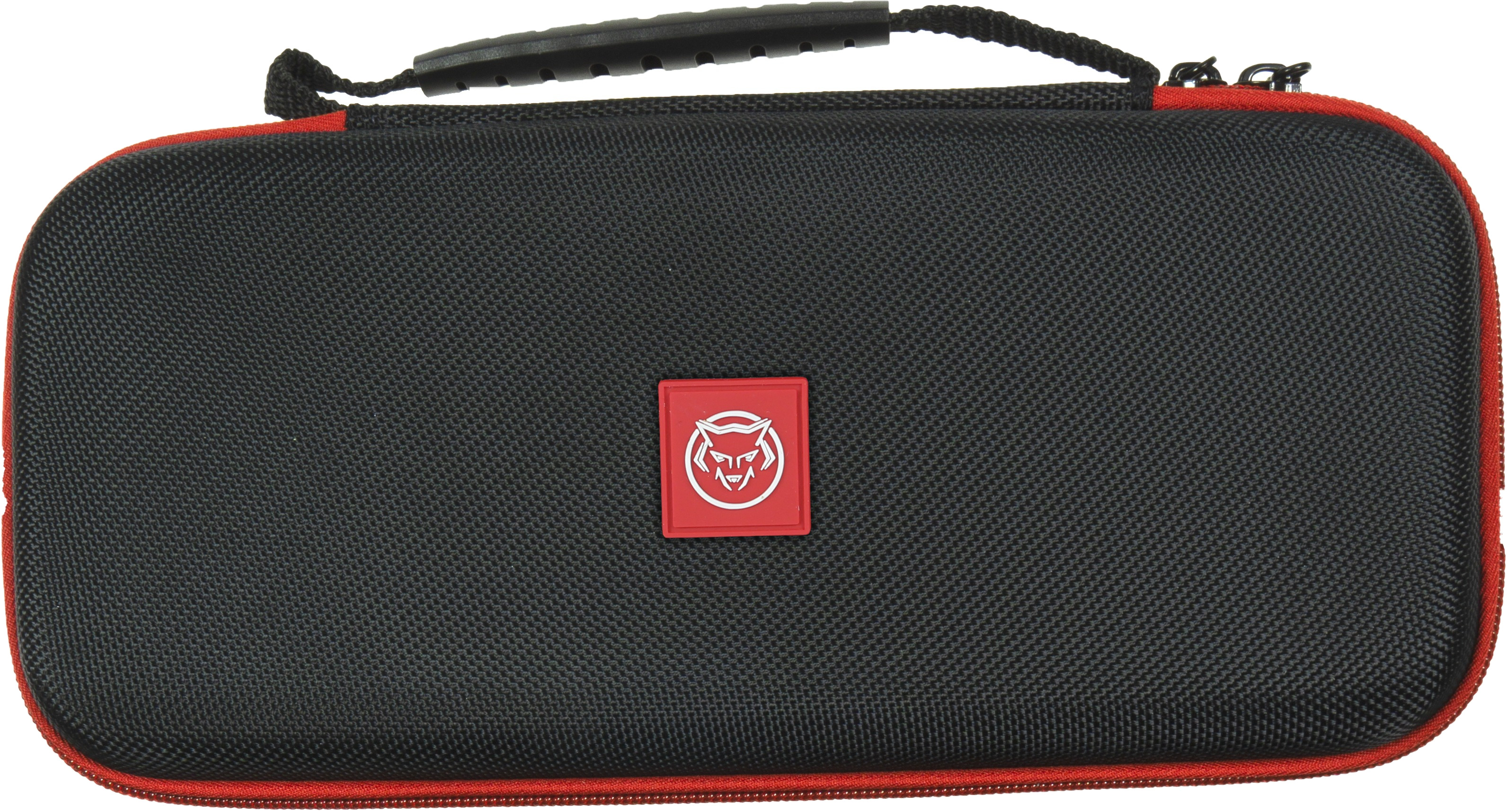 Une housse de transport noire et rouge avec un écusson logo rouge. Elle a une poignée et se ferme avec une fermeture éclair.