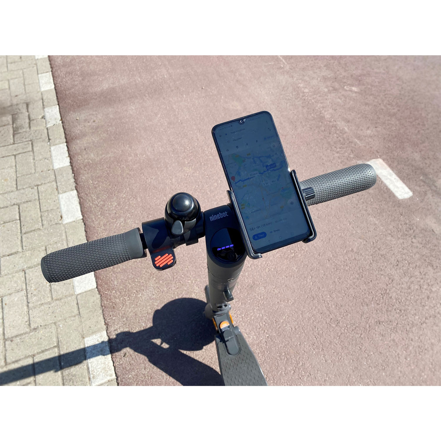 Manubrio dello scooter elettrico con supporto per smartphone e campanello.