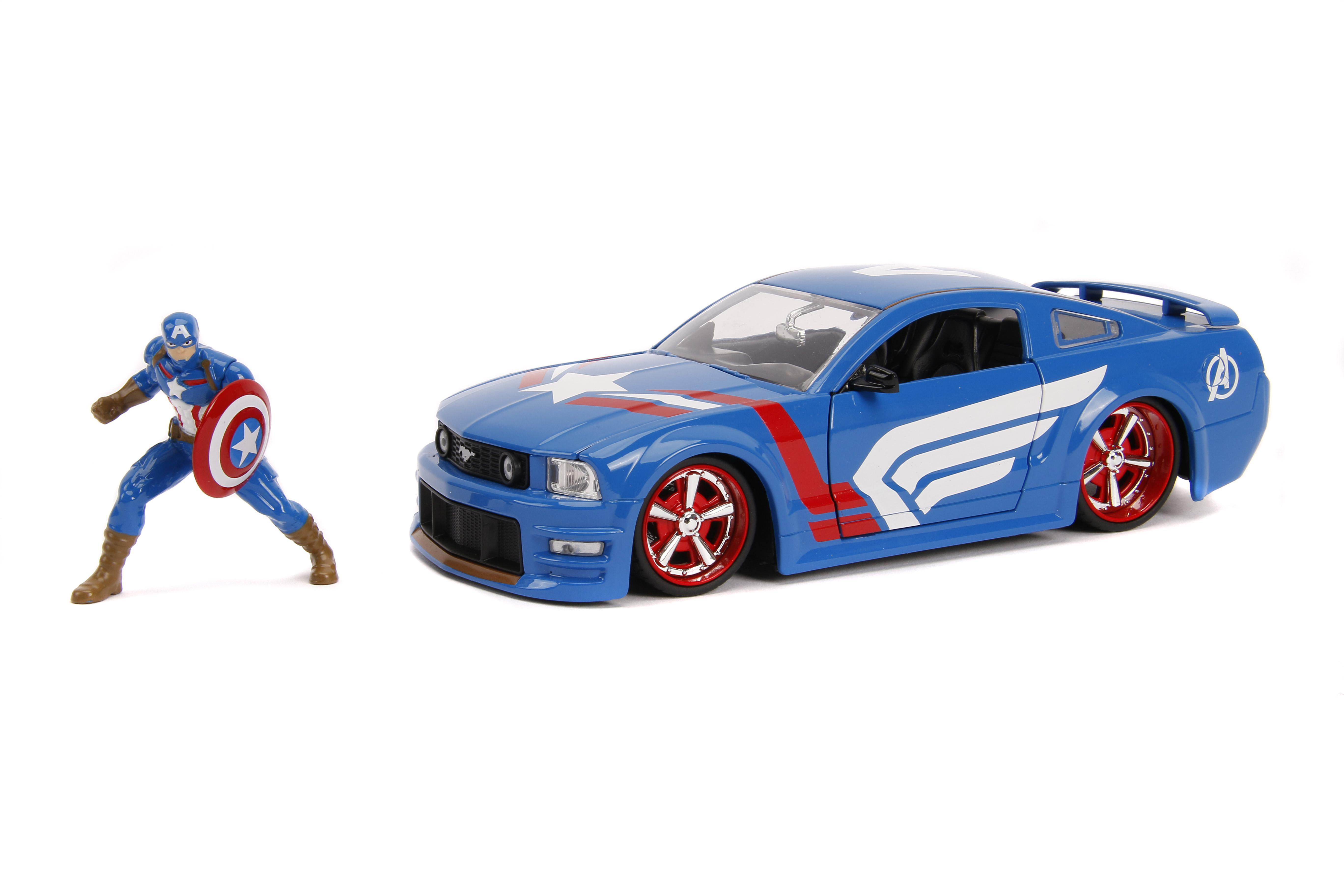 Captain America Figur mit Schild neben einem blauen Auto mit roten und weißen Details, auf weißem Hintergrund.