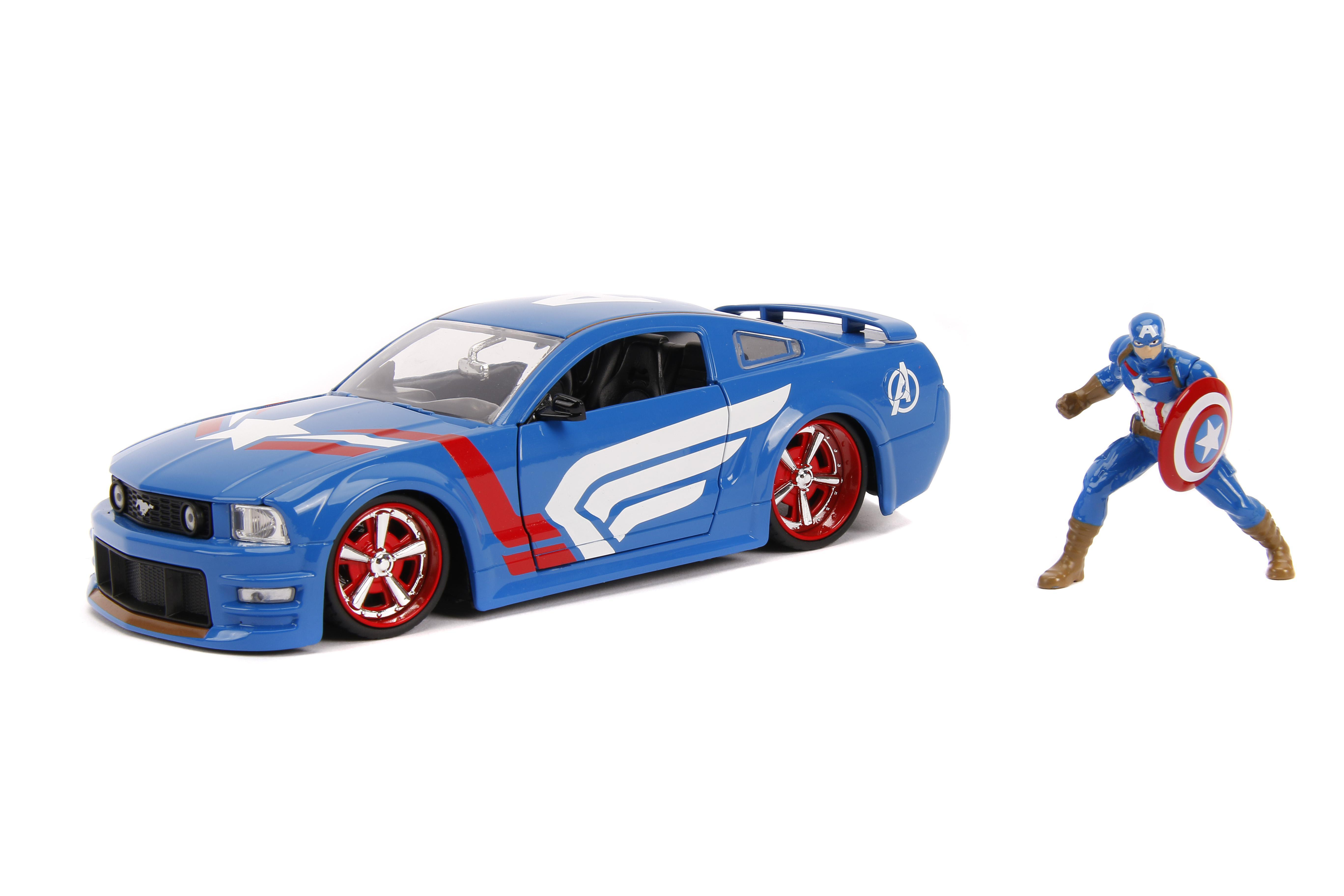 Ein blaues Captain America-Auto und eine Figur. Das Auto hat weiße und rote Akzente und rote Räder. Die Figur ist mit Schild posiert.