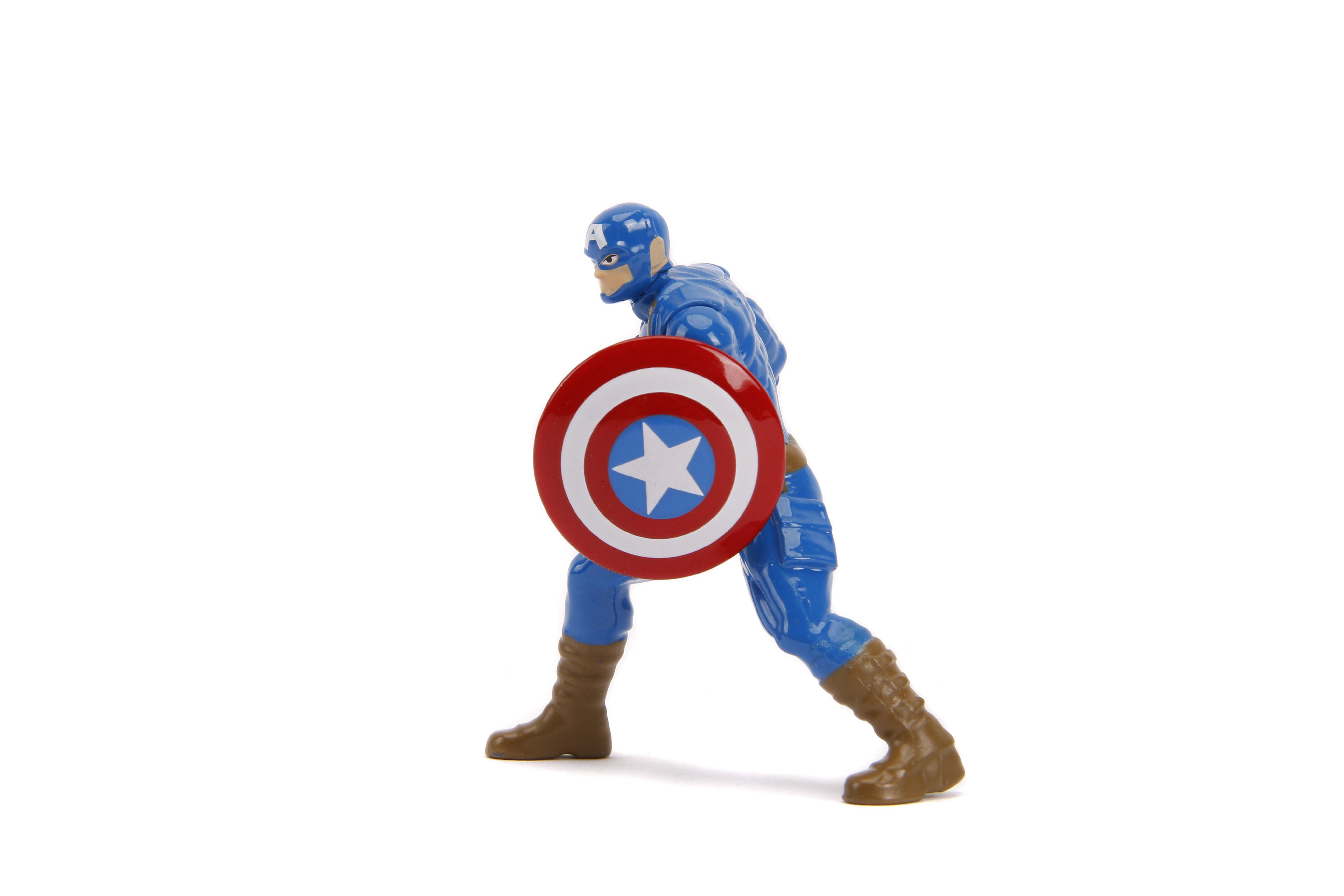 Eine Captain America-Figur, blau und rot, hält einen Schild mit einem weißen Stern, vor weißem Hintergrund.