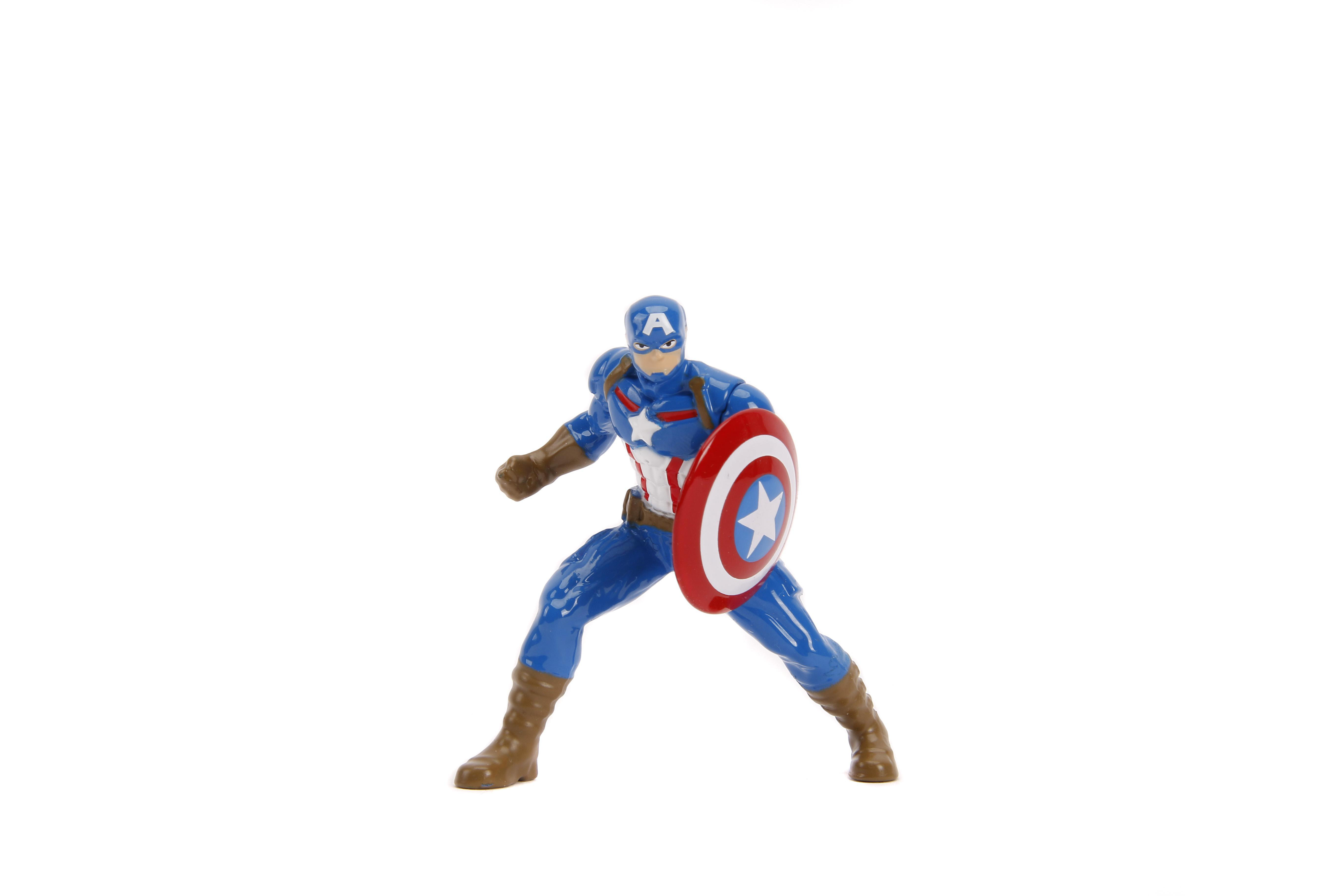 Eine Captain America-Figur in dynamischer Pose, die ihren Schild hält. Blaue, rote, weiße und braune Farben sind vor weißem Hintergrund sichtbar.