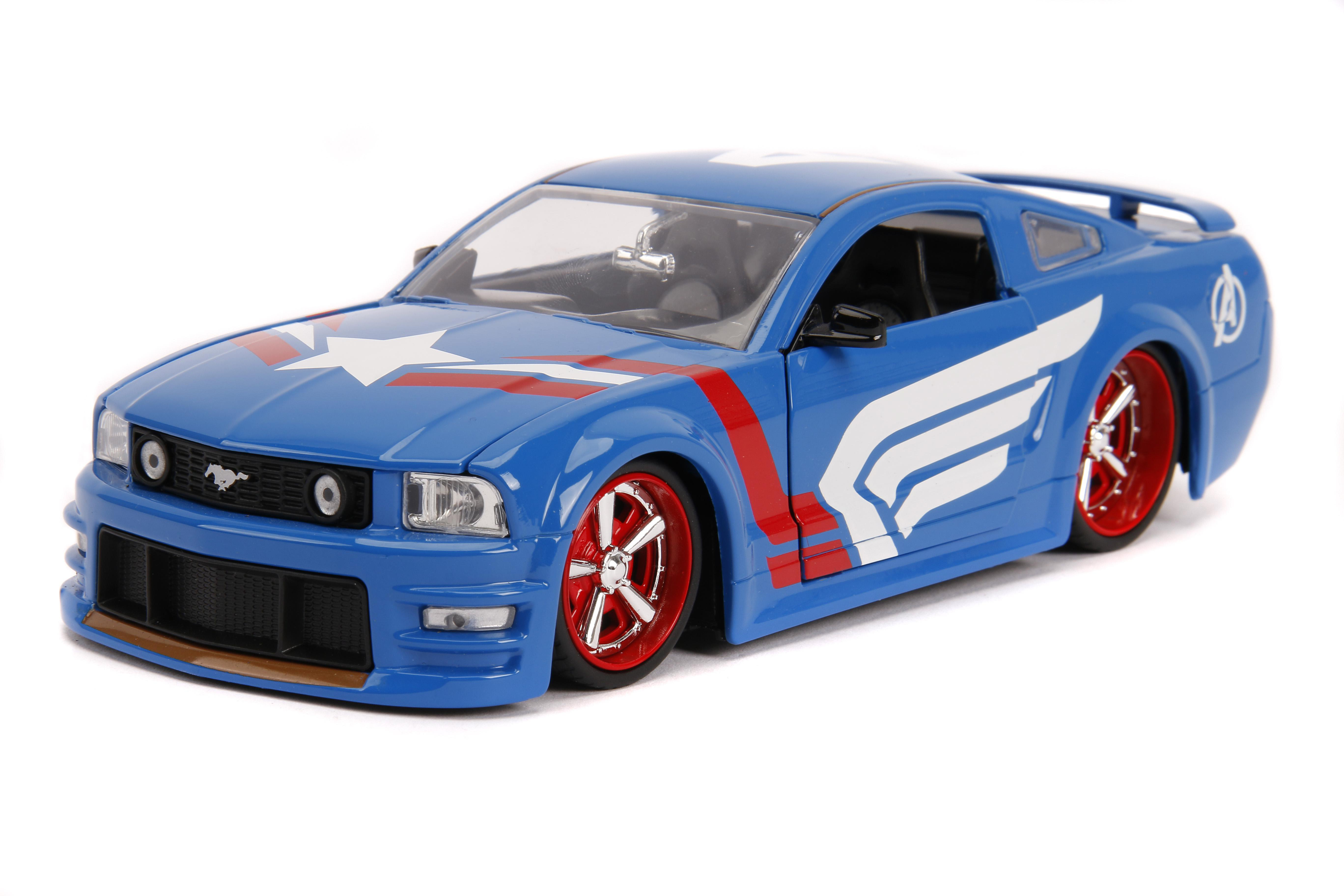 Blaues Spielzeugauto mit roten und weißen Akzenten und roten Felgen. Es hat ein Stern- und Flügeldesign. Vor weißem Hintergrund.