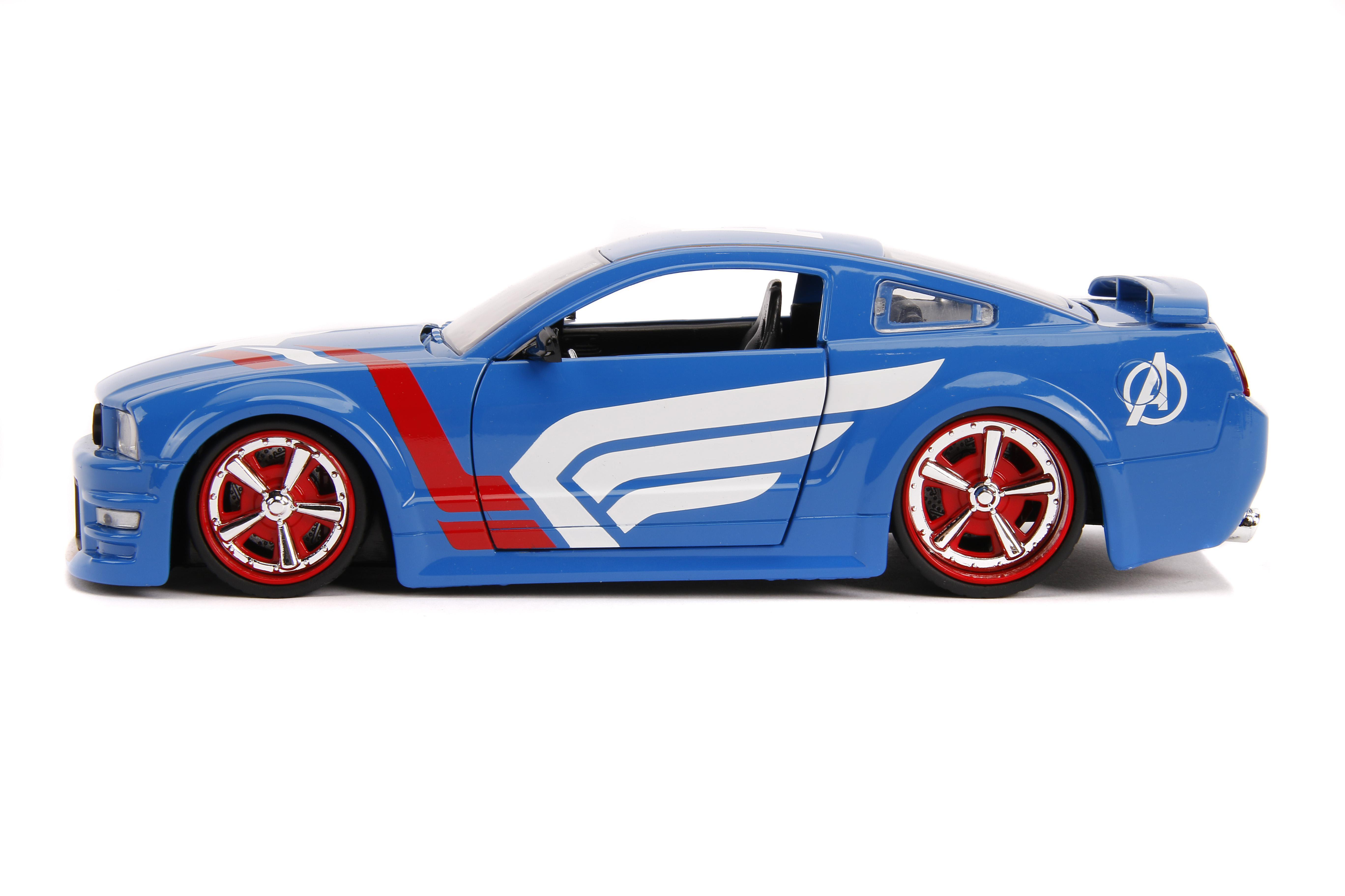 Blaues Spielzeugauto mit roten und weißen Akzenten. Es hat rote Felgen und das Avengers-Logo hinten.