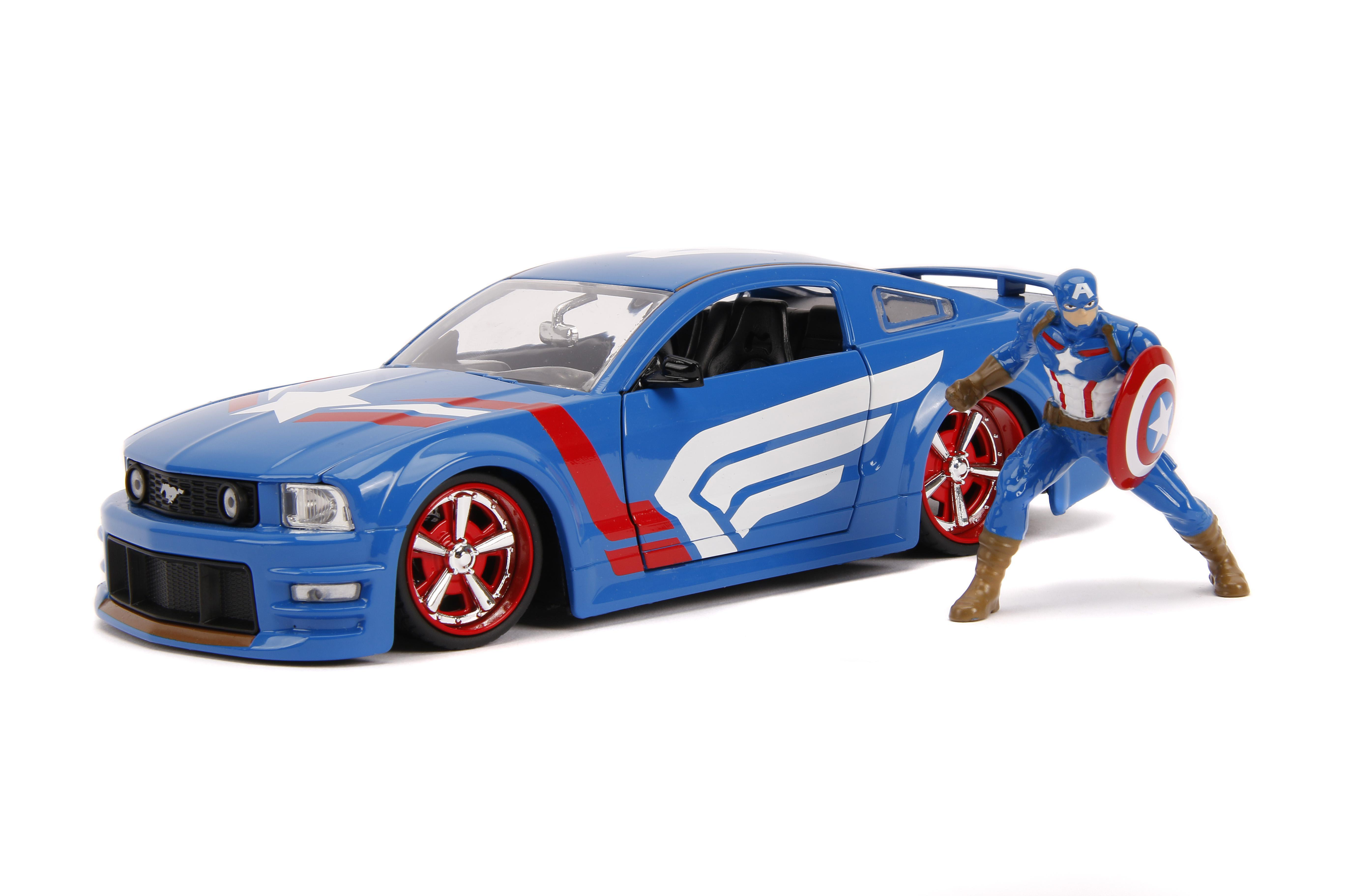 Ein blaues Auto mit weißen und roten Akzenten, eine Captain America Figur steht daneben mit Schild.