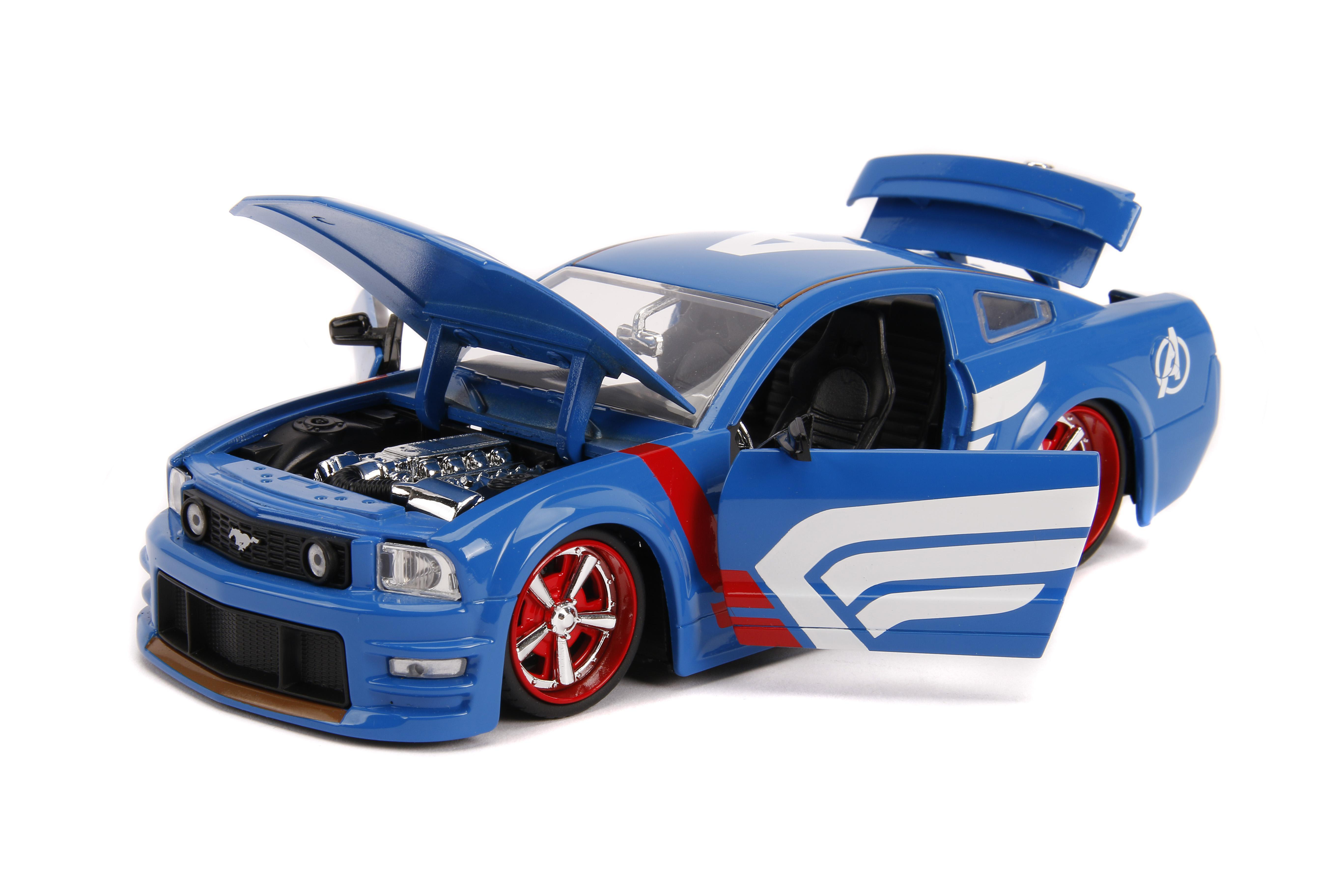 Blaues Spielzeugauto mit geöffneter Motorhaube und Türen, roten Rädern und weißen Akzenten. Das Auto hat ein Avengers-Logo.