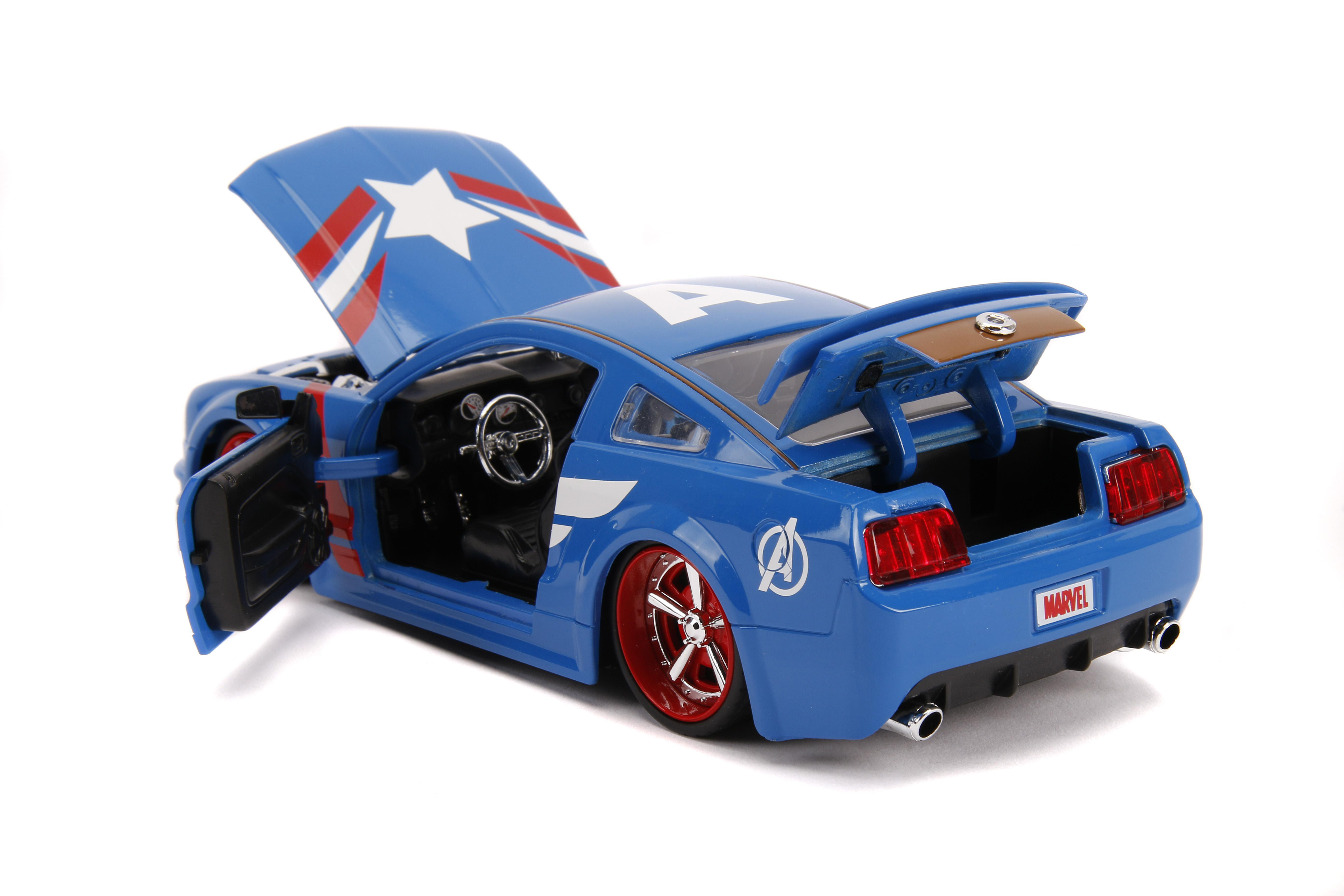 Blaues Captain America-Spielzeugauto mit geöffneter Motorhaube, Türen und Kofferraum. Sterne, A und Avengers-Logos.