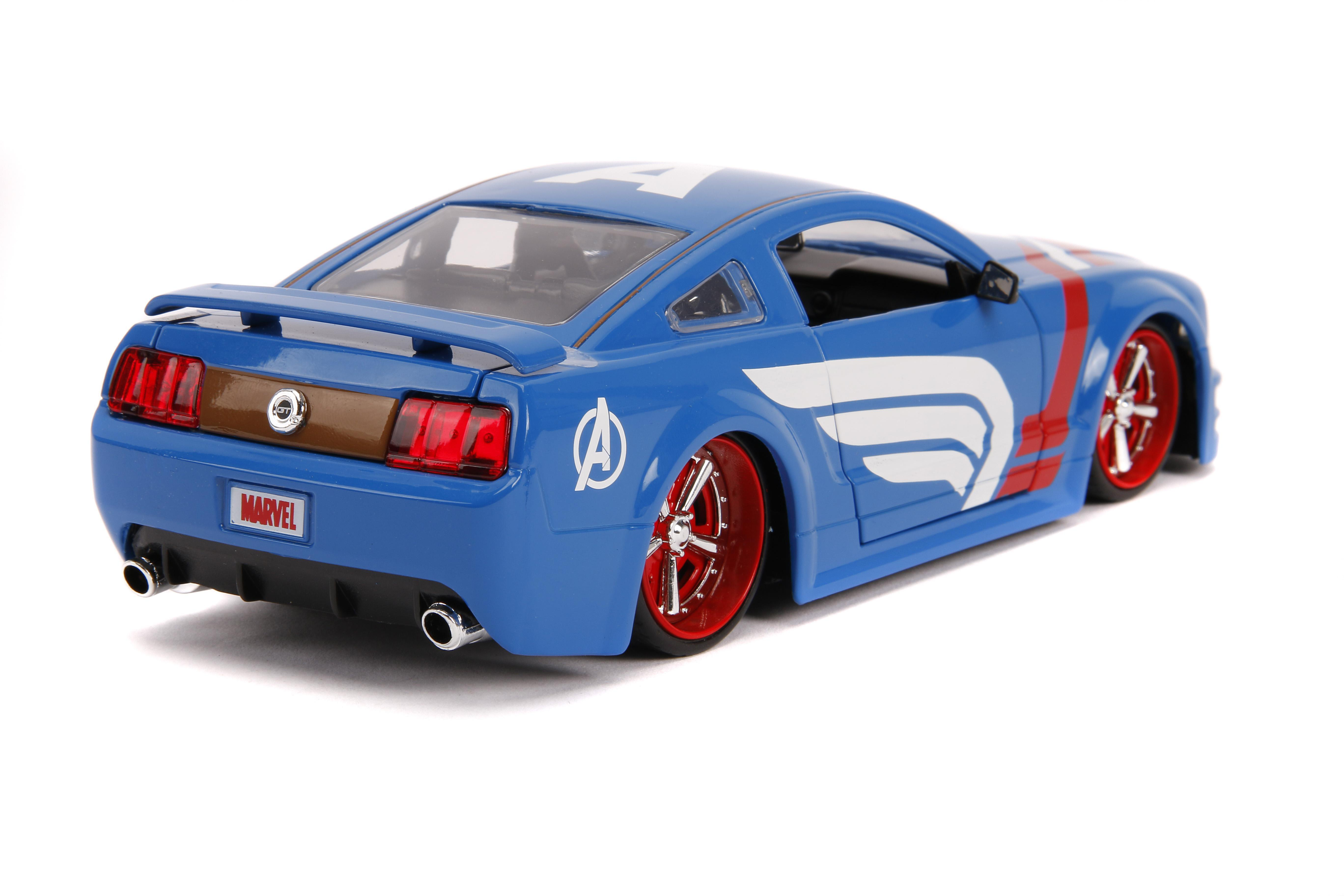 Blaues Spielzeugauto mit roten Rädern und weißen Akzenten. Marvel-Logo hinten.