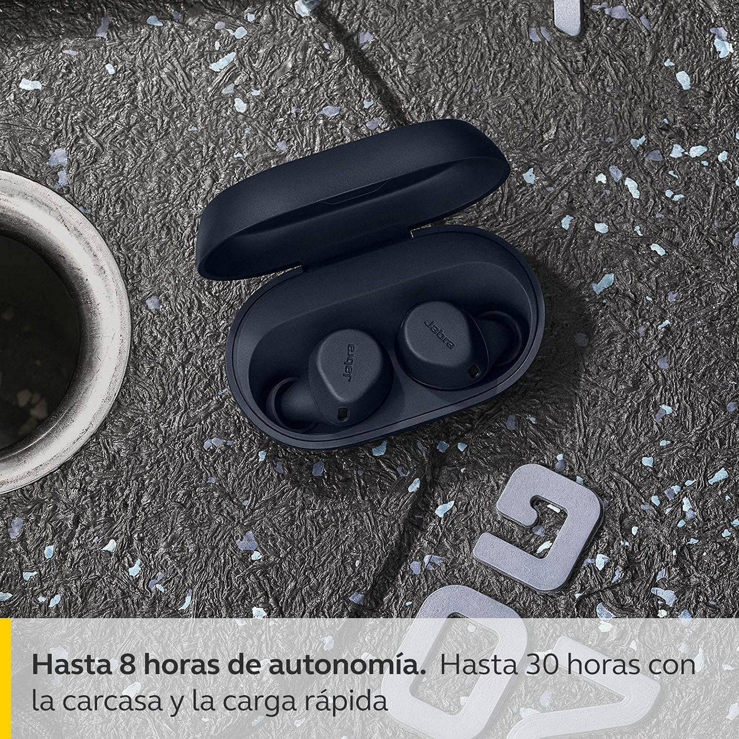 Auriculares negros y estuche de carga sobre una superficie texturizada. Texto abajo sobre la duración de la batería.