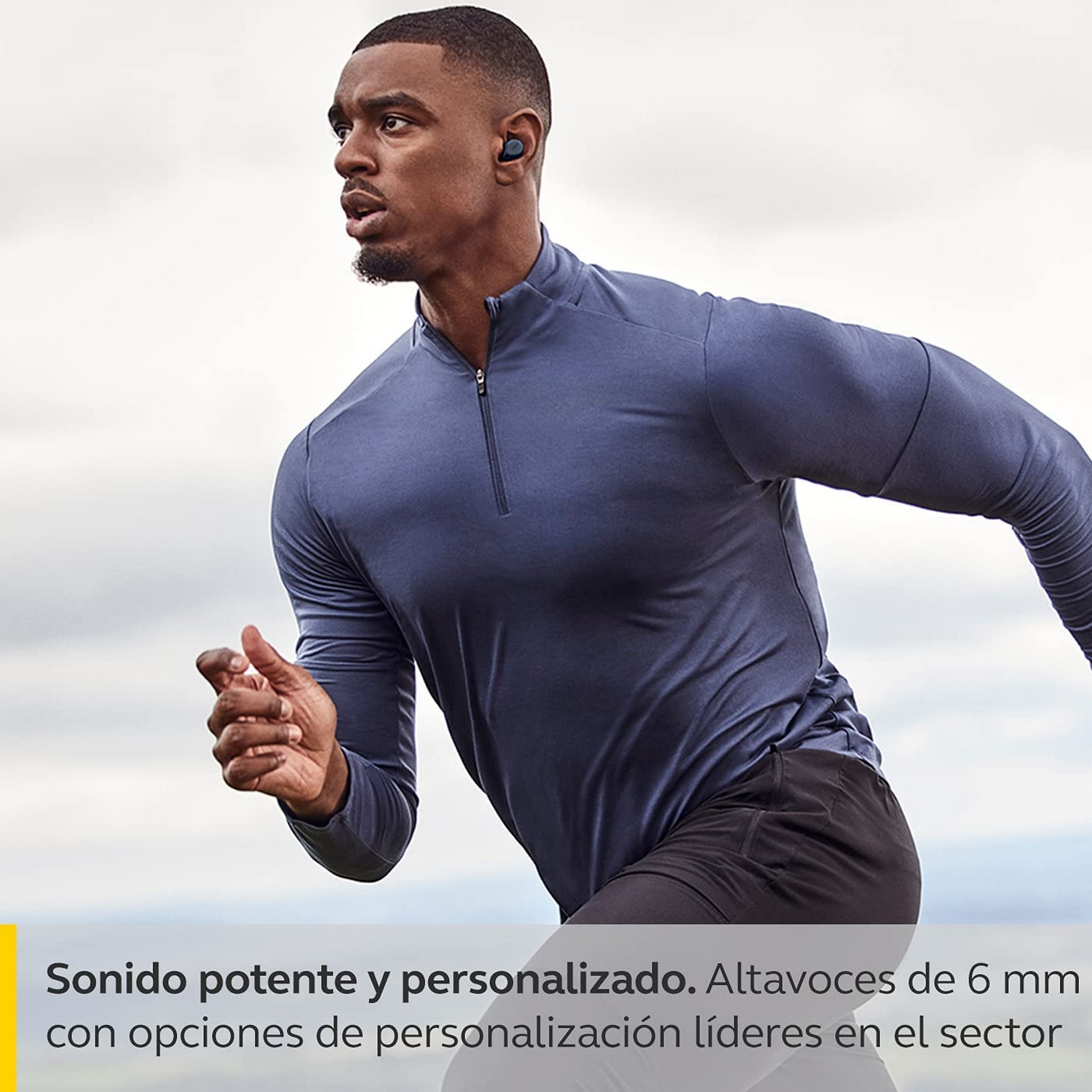 Hombre corriendo afuera, con camisa azul y auriculares. Texto amarillo abajo.