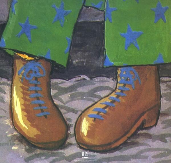 Nahaufnahme von braunen Stiefeln mit blauen Schnürsenkeln, grüne Hose mit blauem Sternmuster.