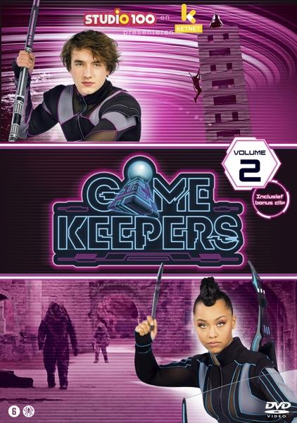 Couverture de DVD. Titre : Game Keepers. Deux personnes tiennent des armes et un homme escalade un bâtiment.