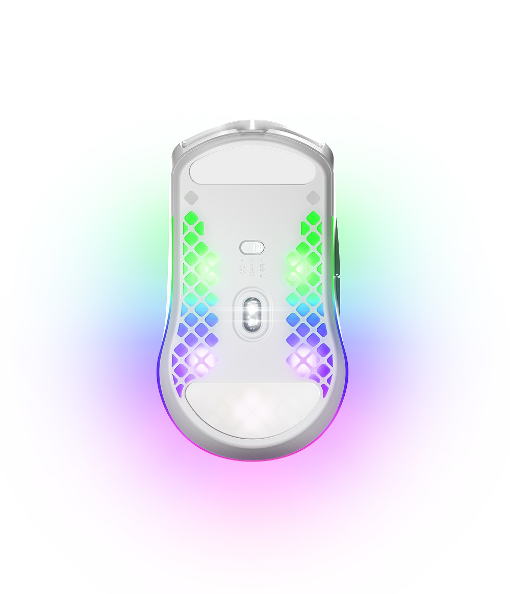 Renkli LED ışıklarla beyaz bir oyun faresinin alt görünümü.
