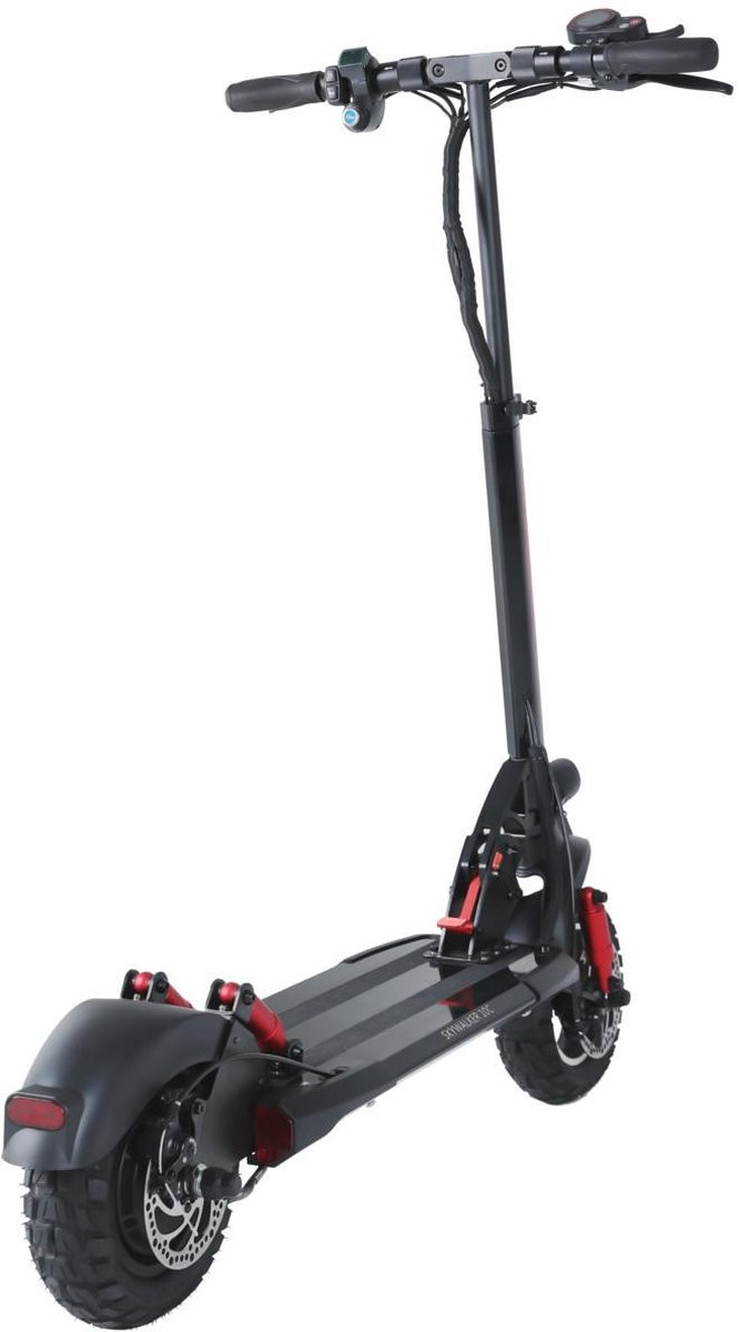 Trottinette électrique noire et rouge sur fond blanc, vue d'en bas. La trottinette est inclinée.