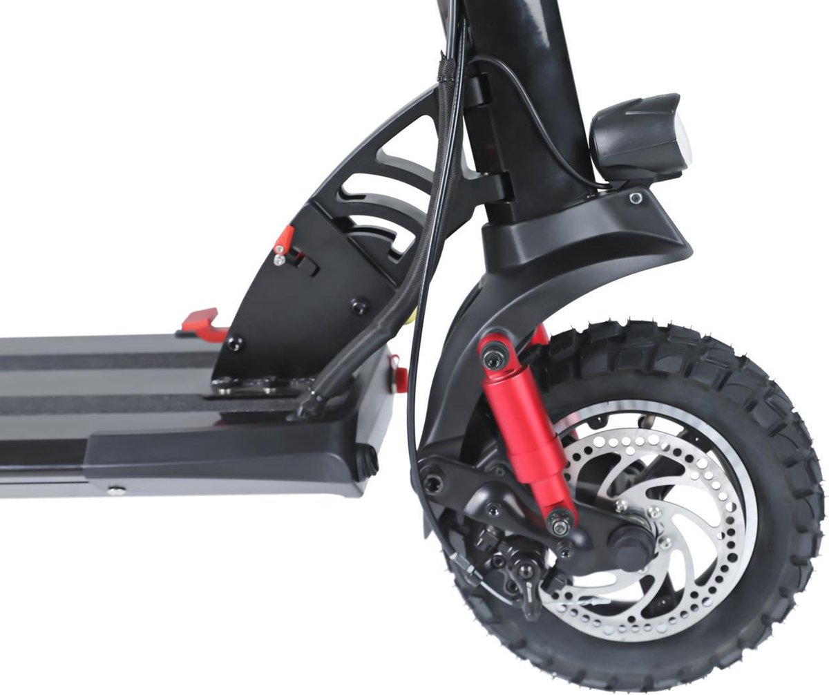 Détail de la roue de la trottinette électrique noire et argentée, amortisseur rouge, fond blanc.