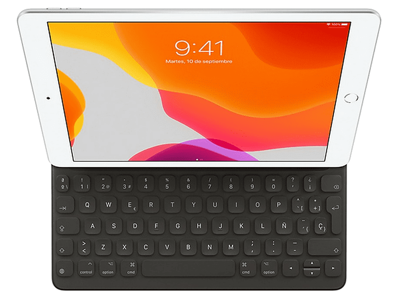 Un iPad en una funda de teclado, con la pantalla mostrando la hora y fecha.