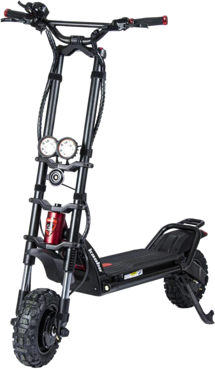 Zwarte elektrische scooter. Hij heeft twee lampen en grote banden. Hij staat op een witte achtergrond.