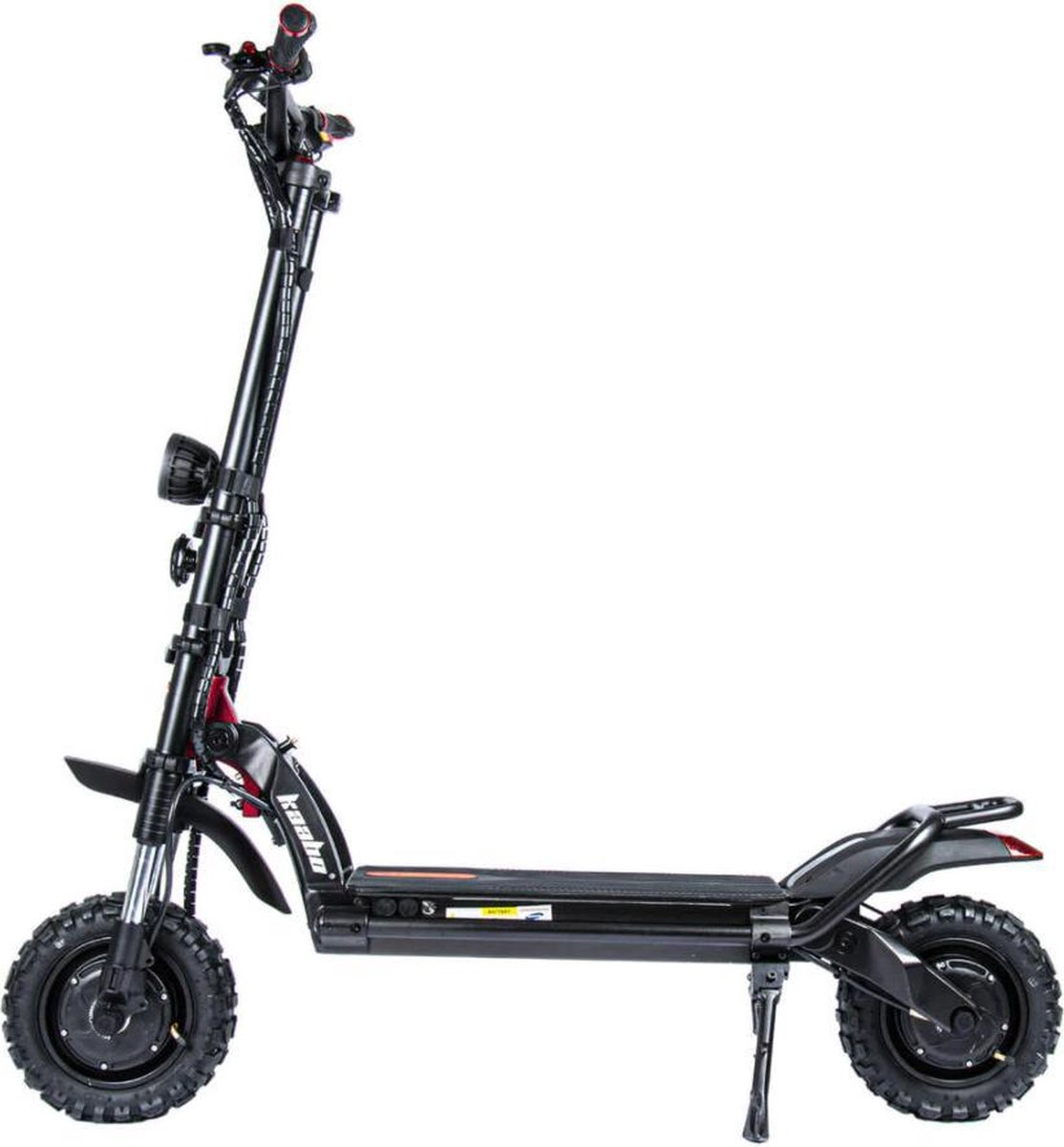 Zwarte elektrische scooter, zwarte wielen en een rode accent. Het heeft een koplamp, spatbord en standaard.