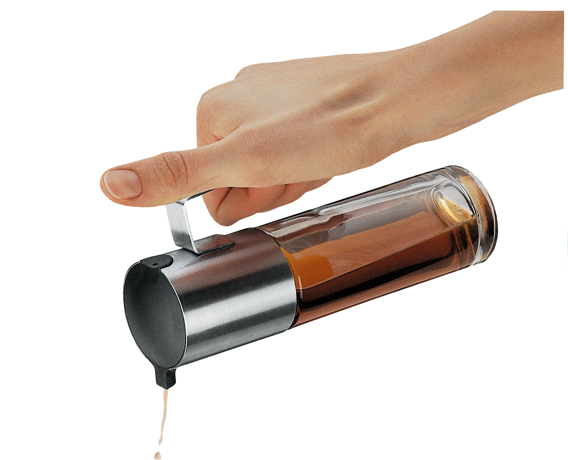 Eine Hand, die Flüssigkeit aus einem Ölspender aus Glas gießt, auf weißem Hintergrund.