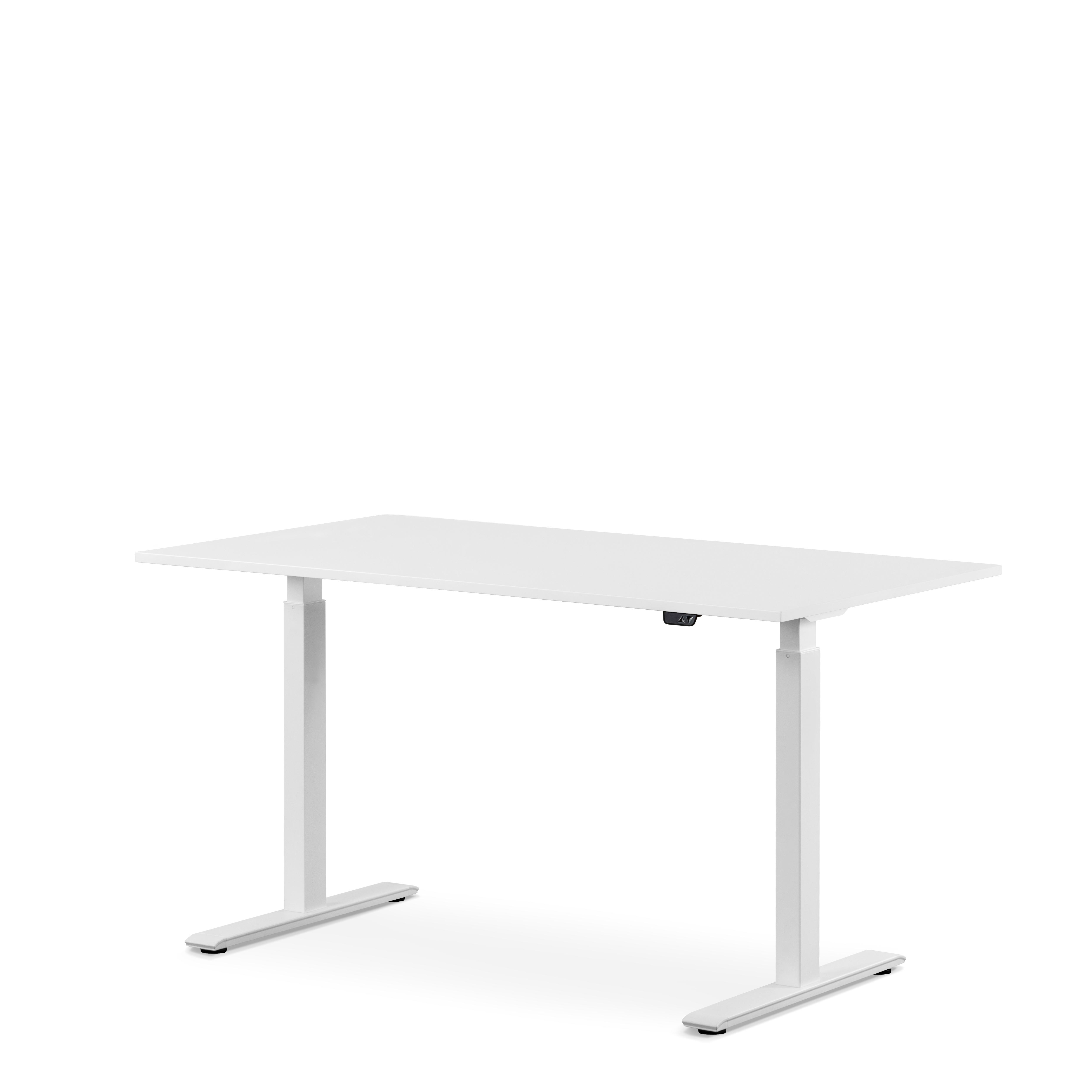 Ein weißer, höhenverstellbarer Schreibtisch auf weißem Hintergrund, mit schwarzem Bedienfeld.