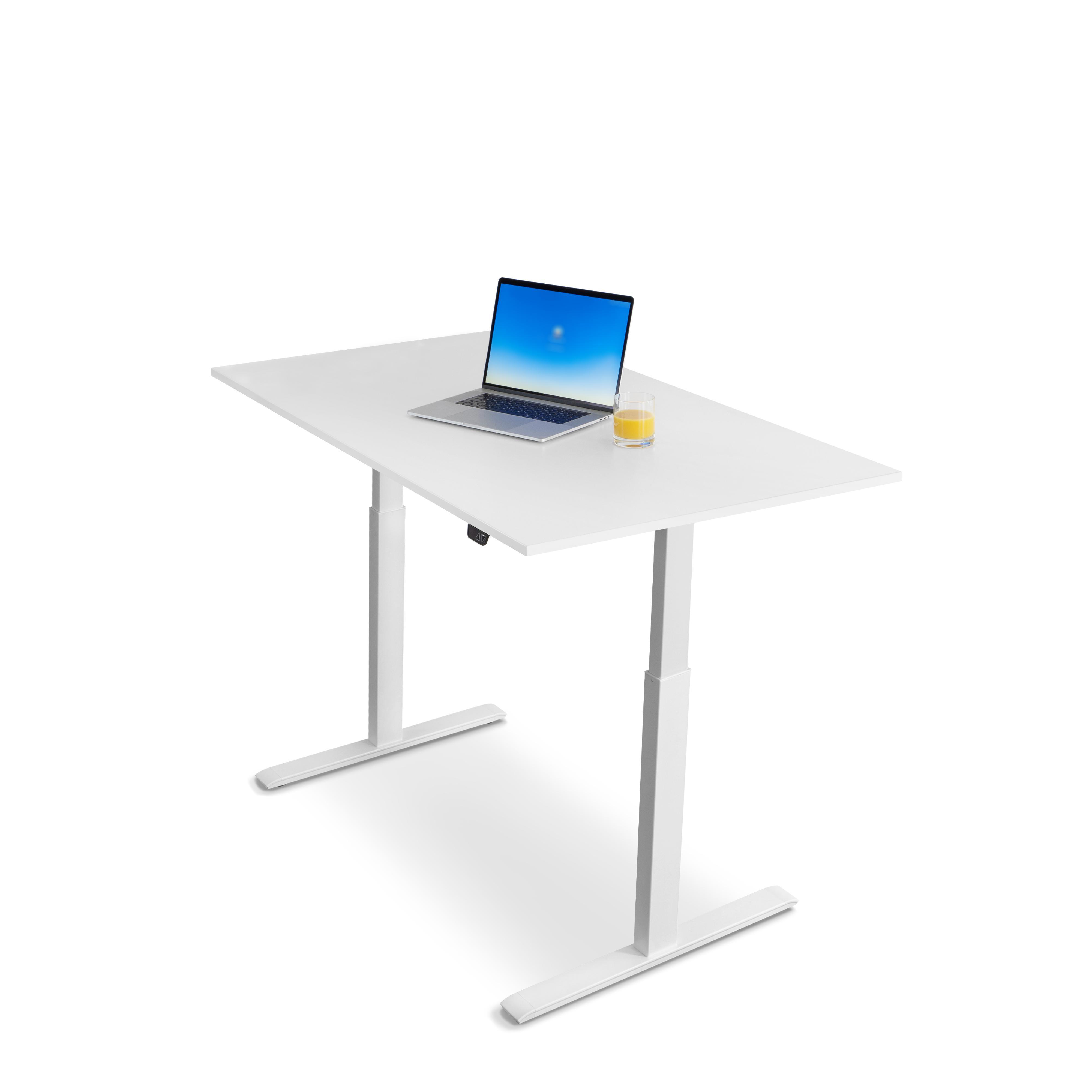 Weißer Schreibtisch mit Laptop und Orangensaft. Weißer Hintergrund.