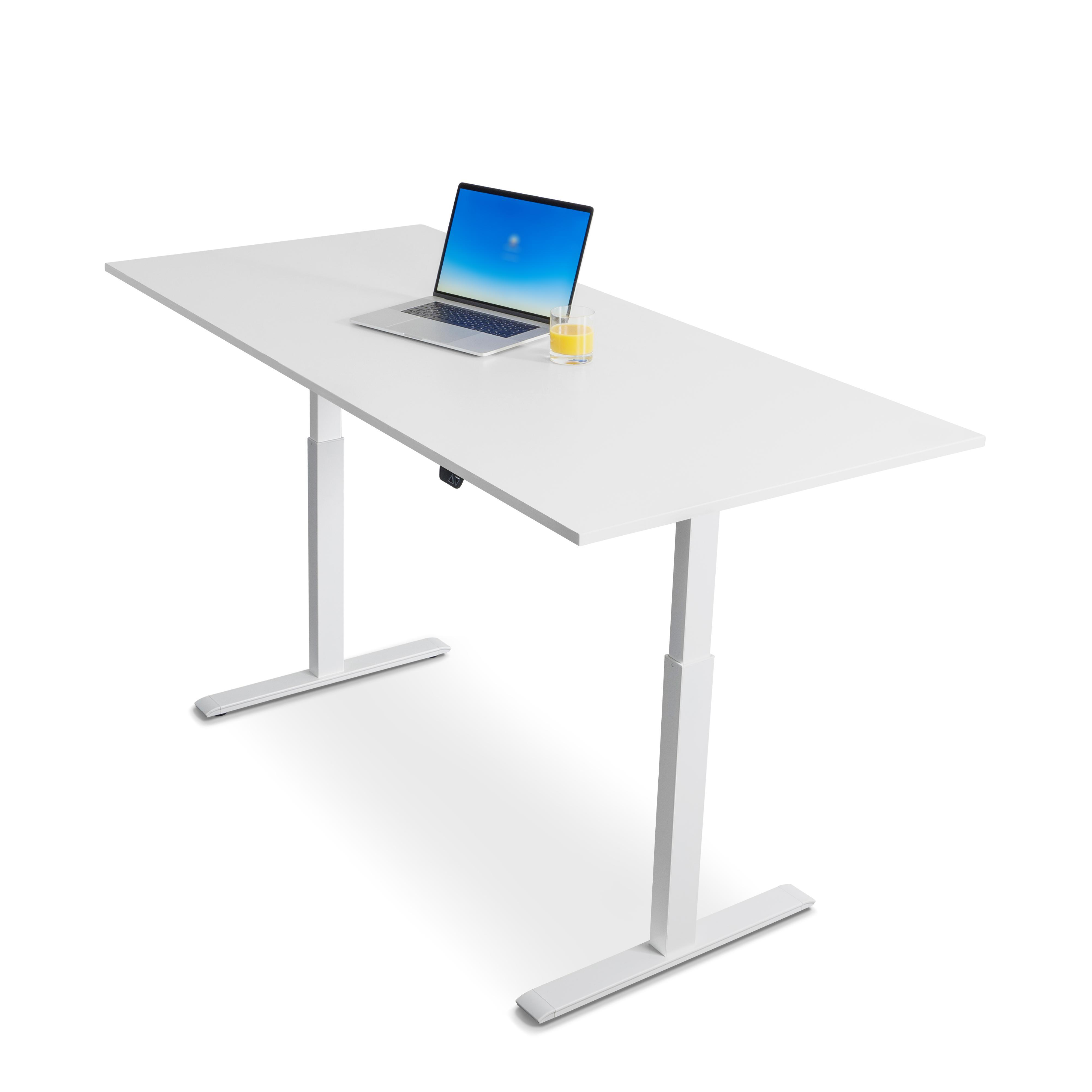 Ein weißer, höhenverstellbarer Schreibtisch mit Laptop und Saftglas. Der Schreibtisch hat ein minimalistisches Design.