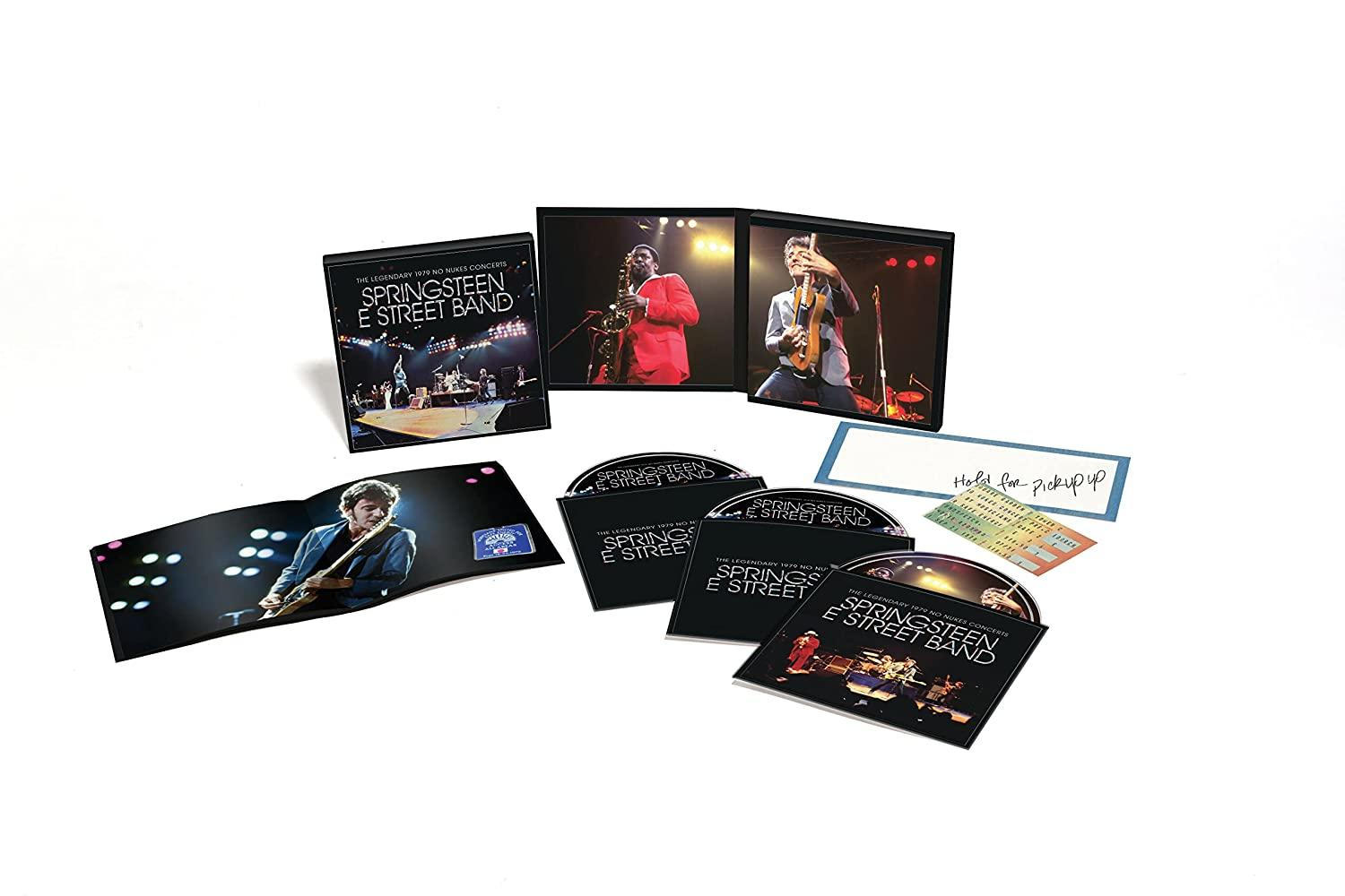 Un ensemble de CD de musique de Springsteen, un billet et d'autres articles, sur fond blanc.