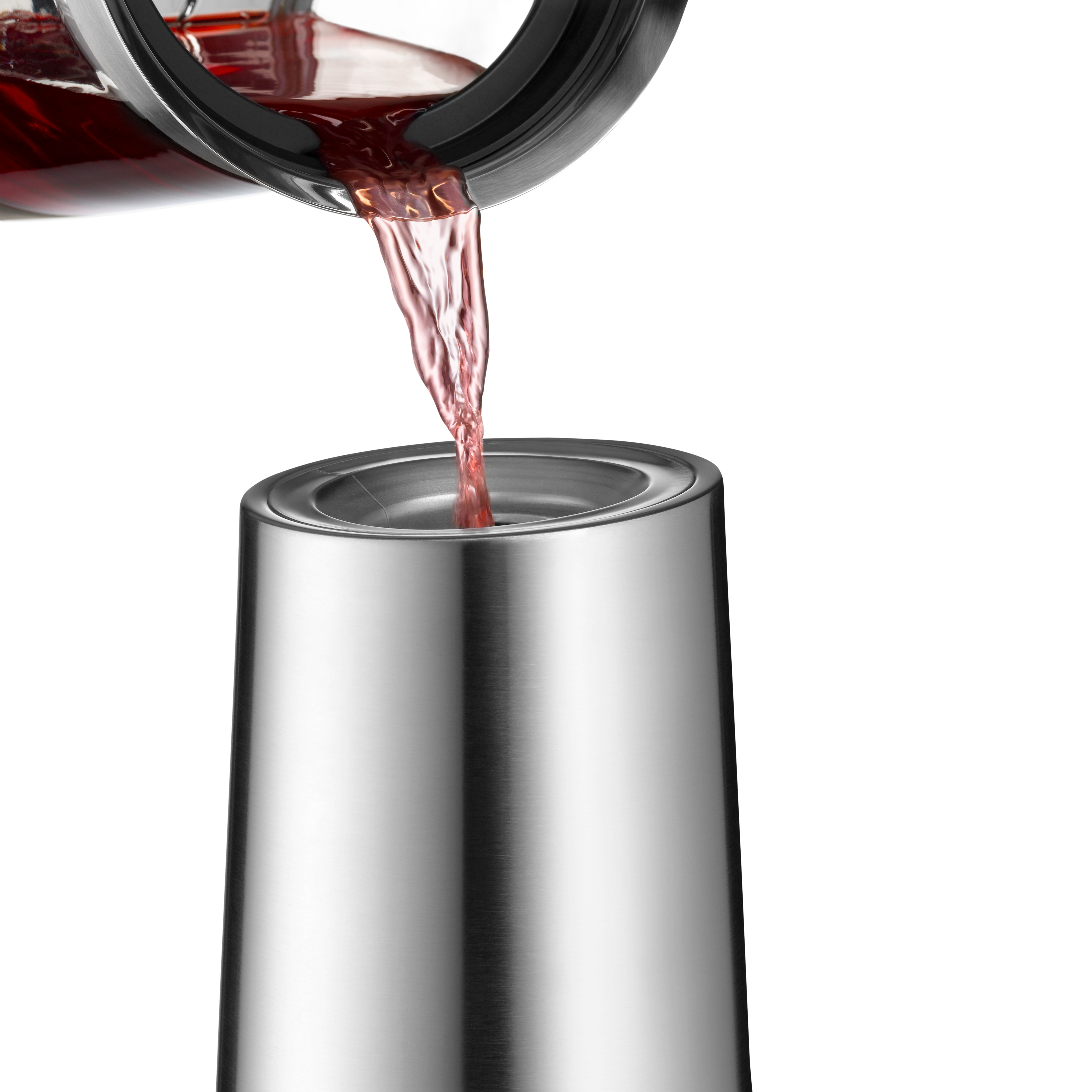 Wein wird in eine Karaffe gegossen. Die Flüssigkeit ist rot vor weißem Hintergrund.