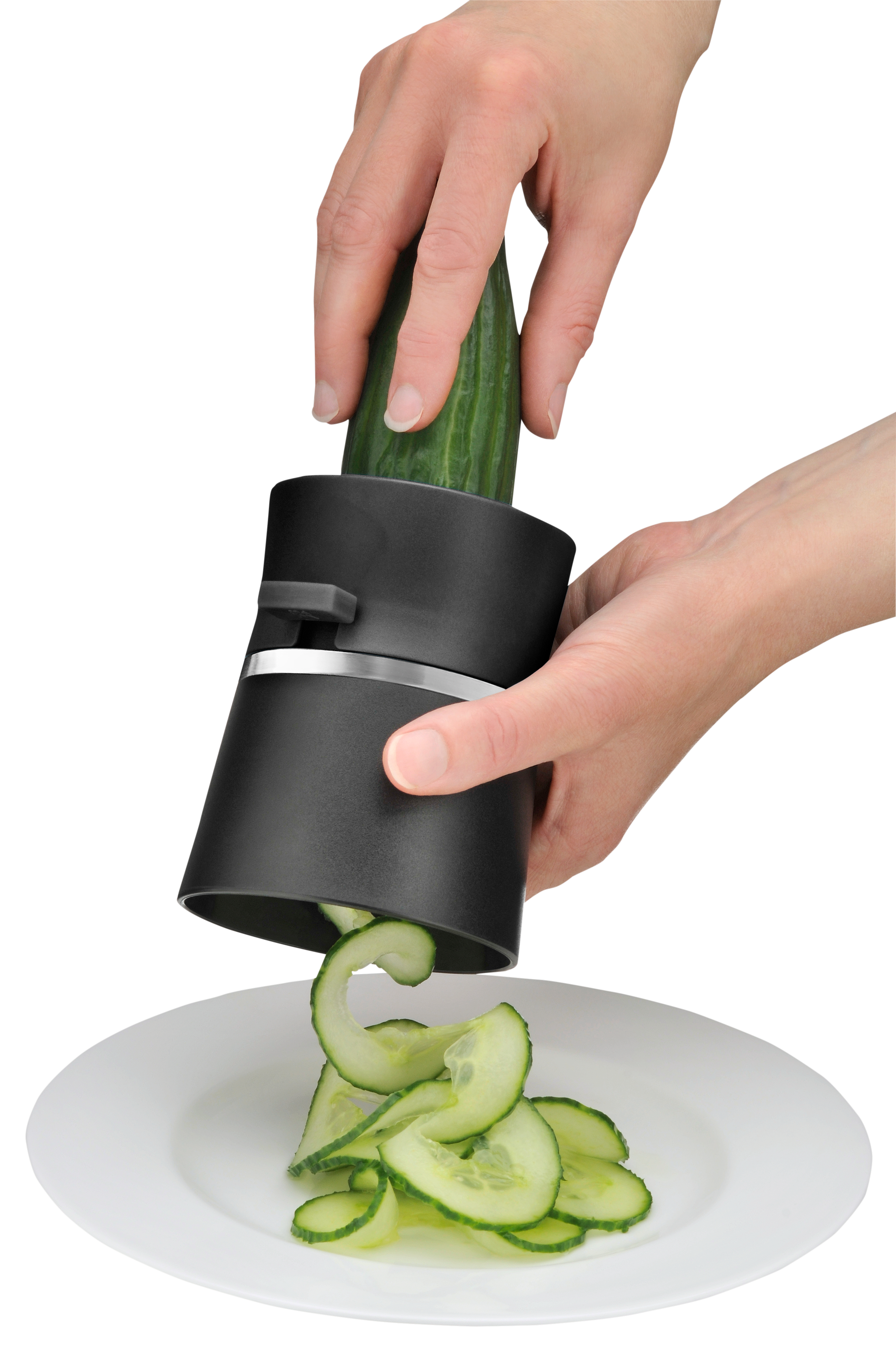 Hände, die ein schwarzes Gerät benutzen, um eine Gurke spiralförmig zu schneiden.