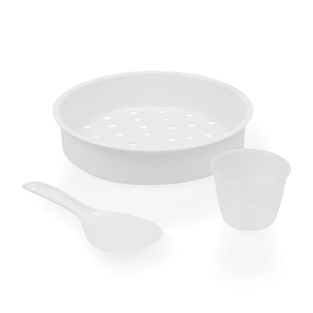 Weißes Reiskocher-Set mit Schüssel, Löffel und Messbecher auf weißem Hintergrund.