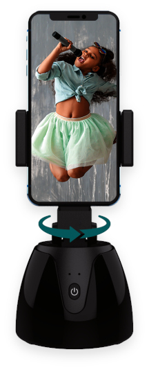 Smartphone dans un support sur une base rotative. Une fille chantant sur l'écran.