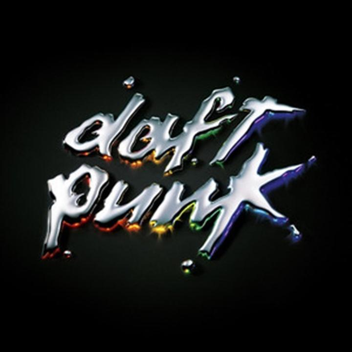 Daft Punk Logo im reflektierenden Chrom-Stil, auf schwarzem Hintergrund, mit lebendigen Farbreflexen.