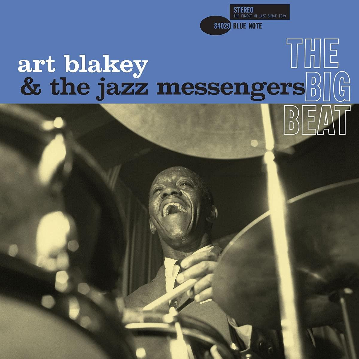 Art Blakey dobol, mosolyog, egy jazz zenekarban, albumborító.