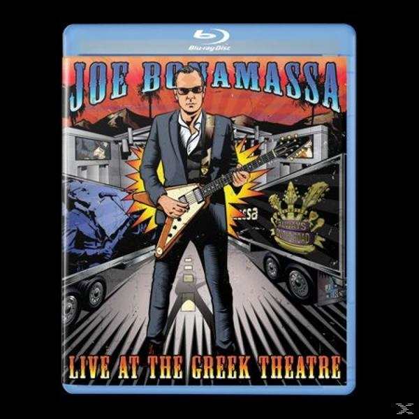 Joe Bonamassa éjszaka gitározik teherautók előtt. Élőben a Greek Theatre-ben.