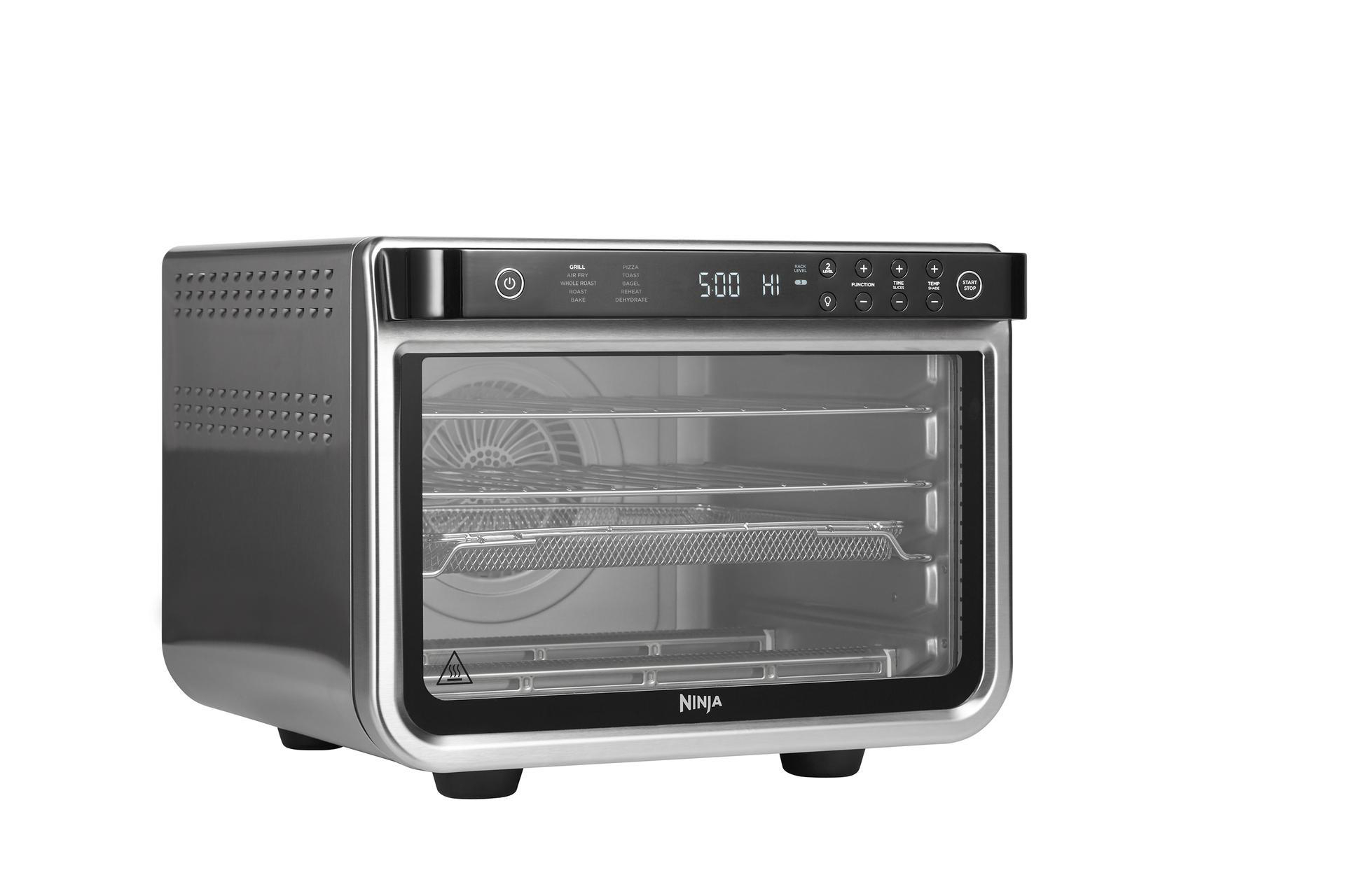 Ein Ninja Heißluftfritteuse-Ofen mit digitaler Anzeige. Sie zeigt Temperatur und Funktionen. Innen sind Roste und ein Ventilator.