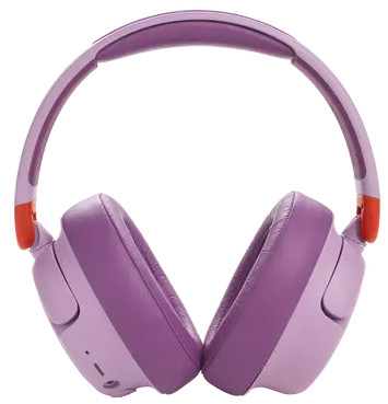 Paarse koptelefoon, over-ear stijl. Oranje accenten op de scharnieren. Gevouwen, met de oorschelpen zichtbaar.