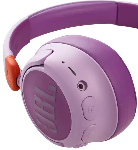 Paarse en witte JBL koptelefoon. De rechter oorschelp is zichtbaar, met JBL logo.