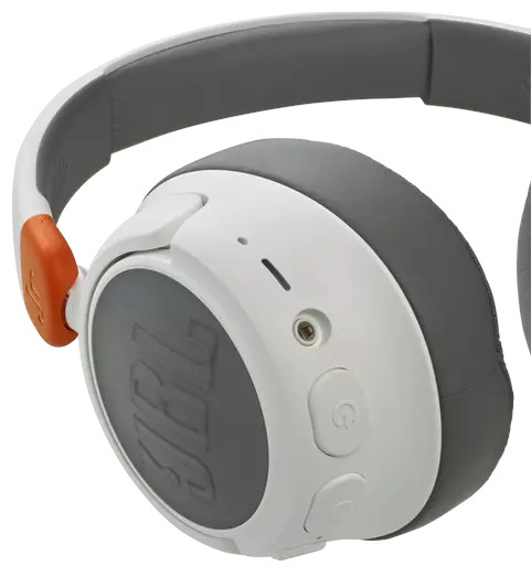 Witte en grijze JBL-koptelefoon met een oranje accent. Geïsoleerd op een witte achtergrond.
