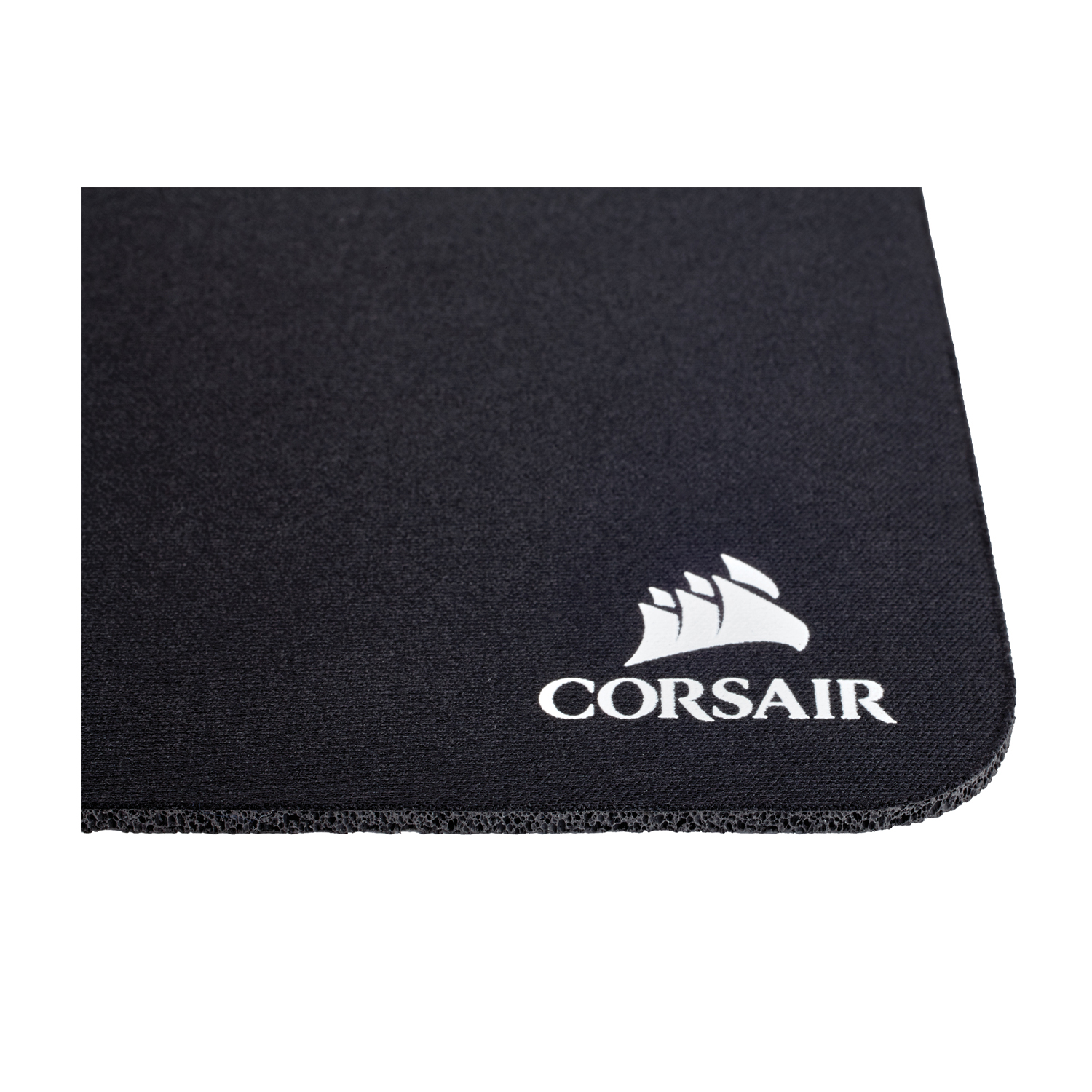 Un primo piano di un mousepad Corsair nero con il logo Corsair bianco nell'angolo in basso a destra.