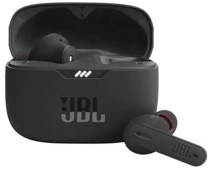 Zwarte JBL oordopjes in hun oplaadcase. Eén oordopje ligt buiten de case.