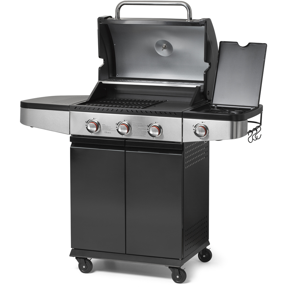 Fekete gázgrill nyitott fedéllel és oldalsó égővel. Gombokkal, fogantyúkkal és tárolószekrénnyel.