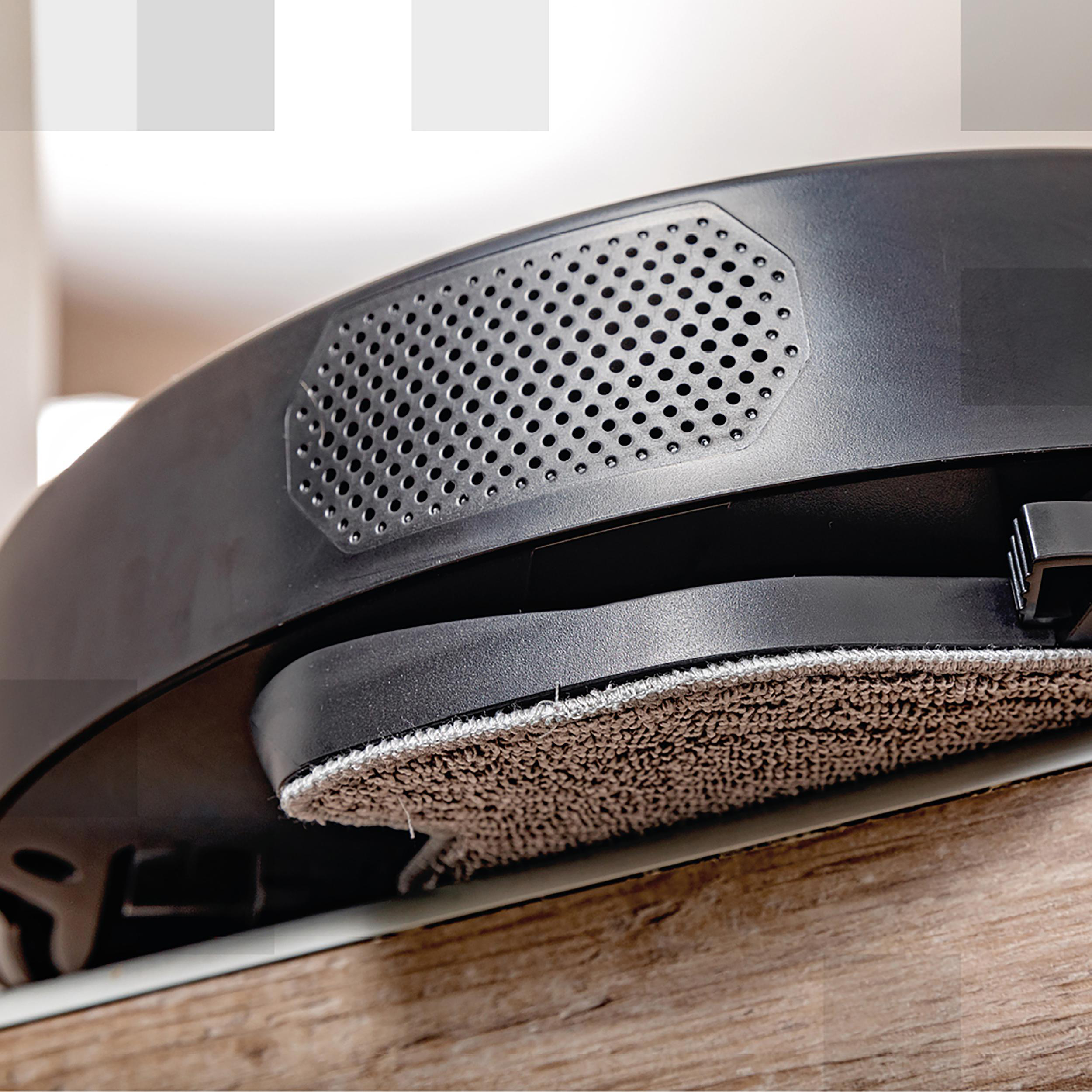 Schwarzer Roboter-Staubsauger mit einem Mesh-Lautsprecherbereich und einem Mikrofasertuch.
