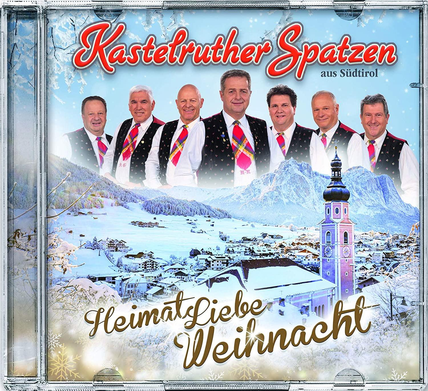 CD-Cover mit Band in Anzügen, verschneitem Dorf und Kirche. Titel in Rot.